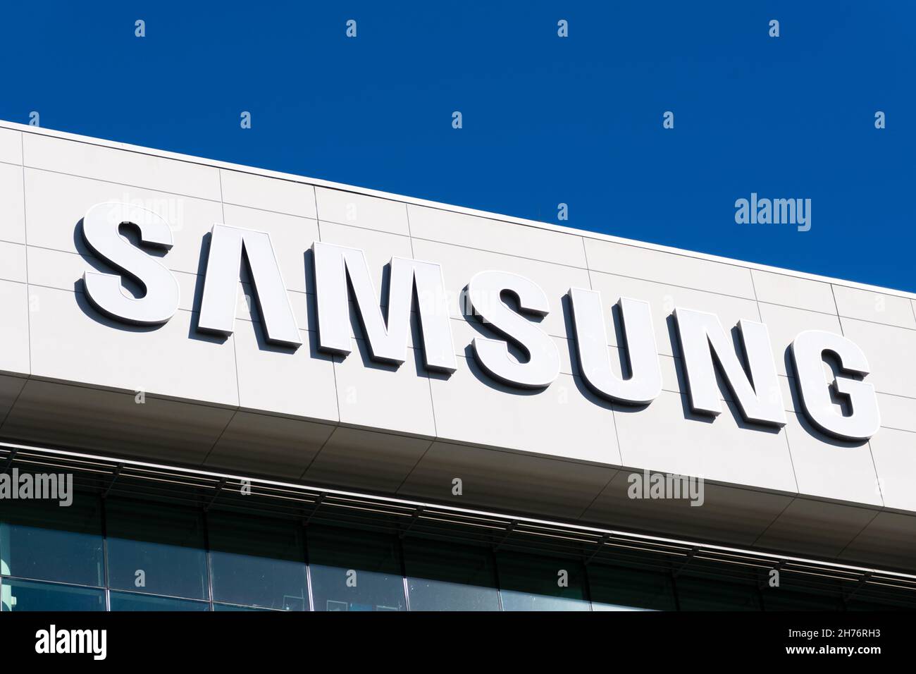 Samsung unterzeichnen an der Fassade des südkoreanischen multinationalen Konglomerats modernes Bürogebäude im Silicon Valley - San Jose, Kalifornien, USA - 2021 Stockfoto