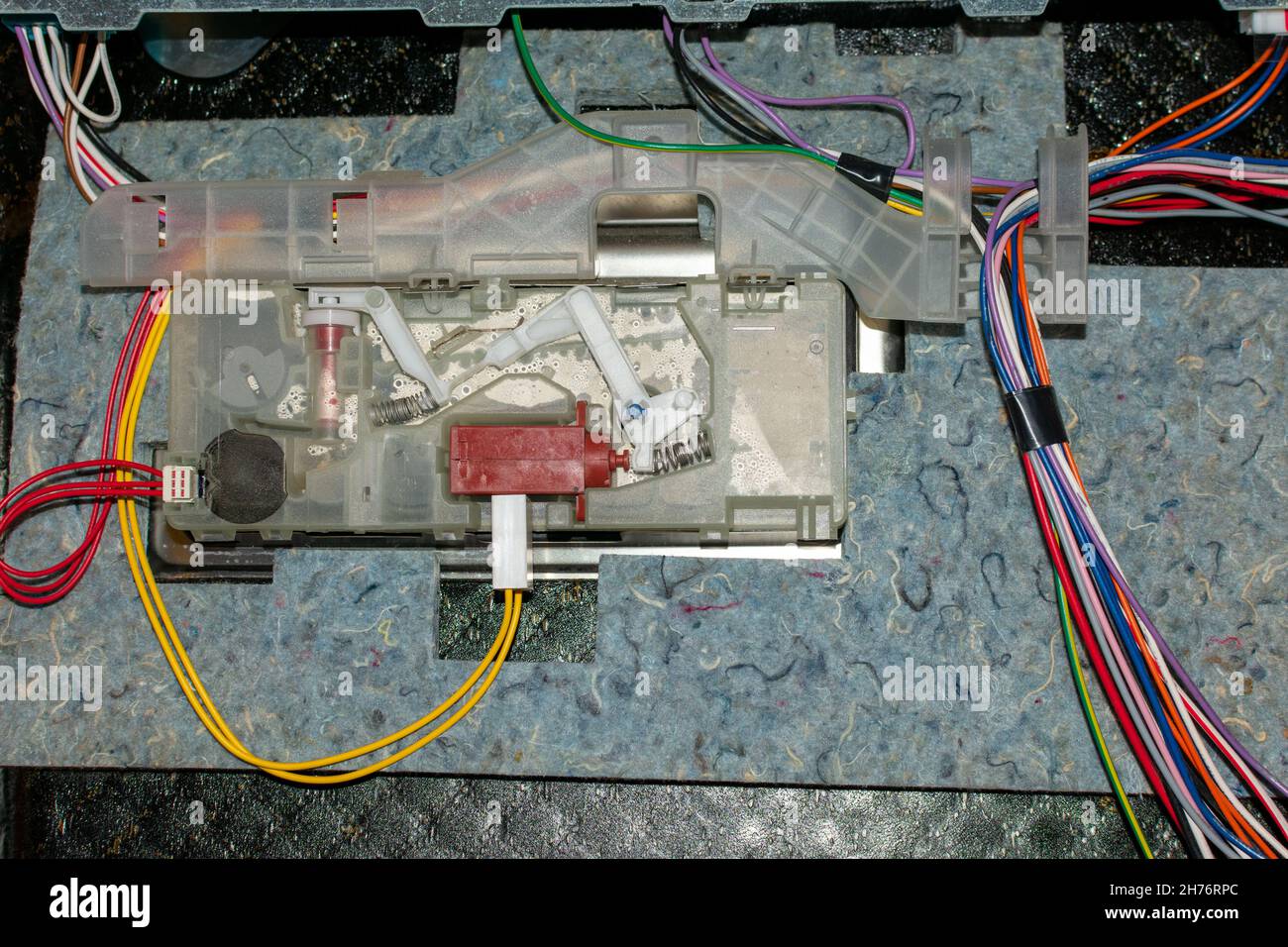 Waschmittelschublade für Geschirrspüler in der Tür installiert. Rückseite. Stockfoto