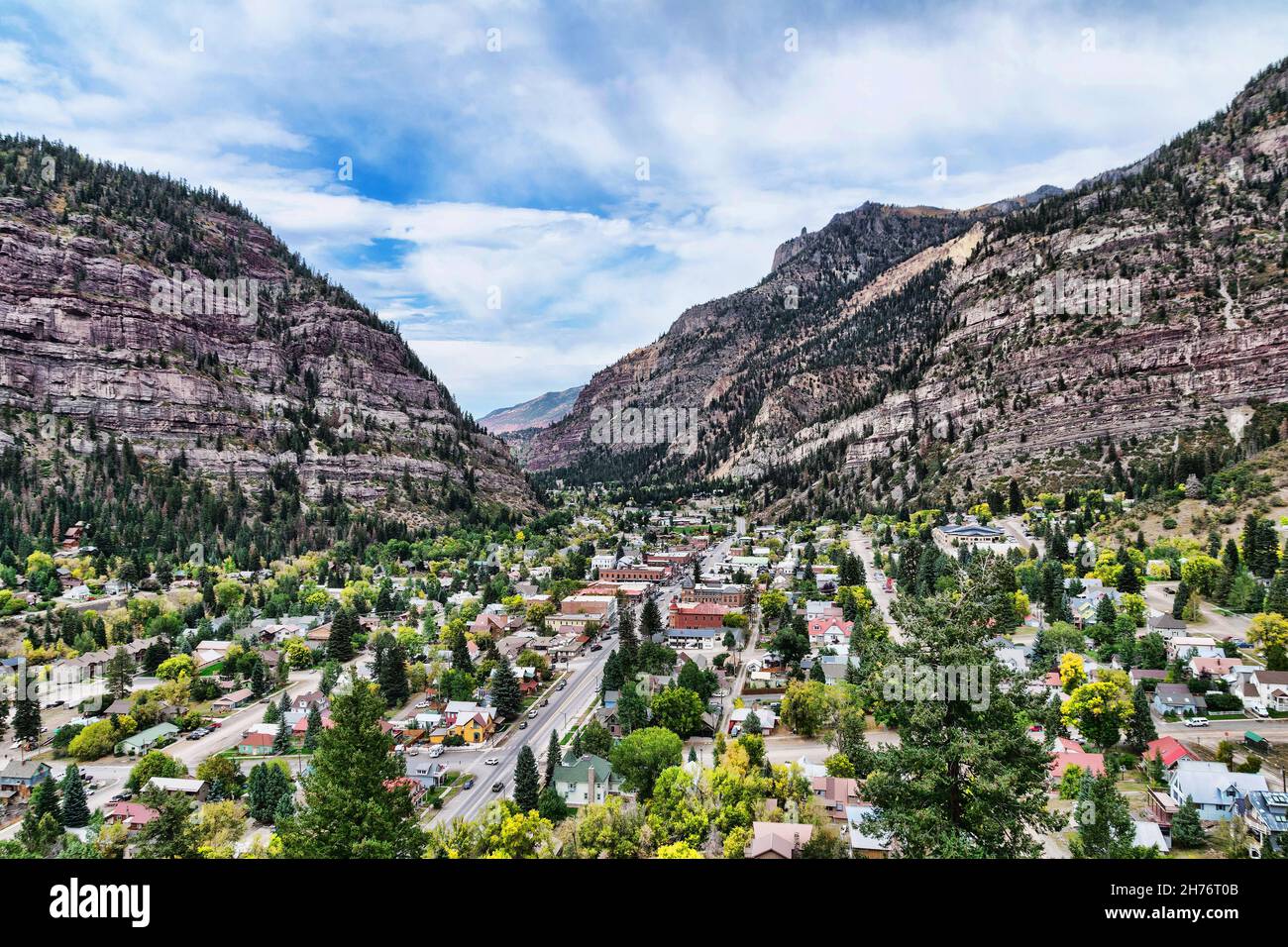 Luftaufnahme der Innenstadt von Ouray, Colorado, umgeben von herbstlichen Laubwäldern vom Aussichtspunkt auf dem Million Dollar Highway Stockfoto