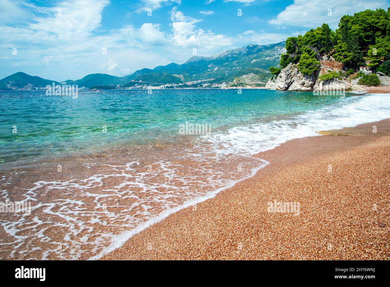 Spätsommer an der Adriaküste Montenegros.das Wetter ist immer noch warm und sonnig, aber die hübschen Küstenstädte sind viel weniger überfüllt. Stockfoto