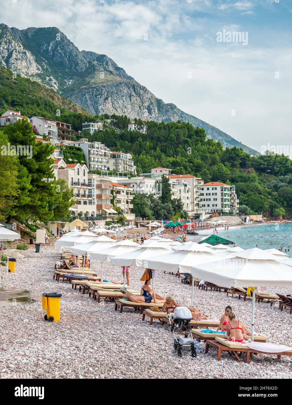 Sveti Stefan,Montenegro-September 12th 2019: Urlauber, die die Badeorte an der Adriaküste besuchen, machen den schönen Spätsommer optimal Stockfoto