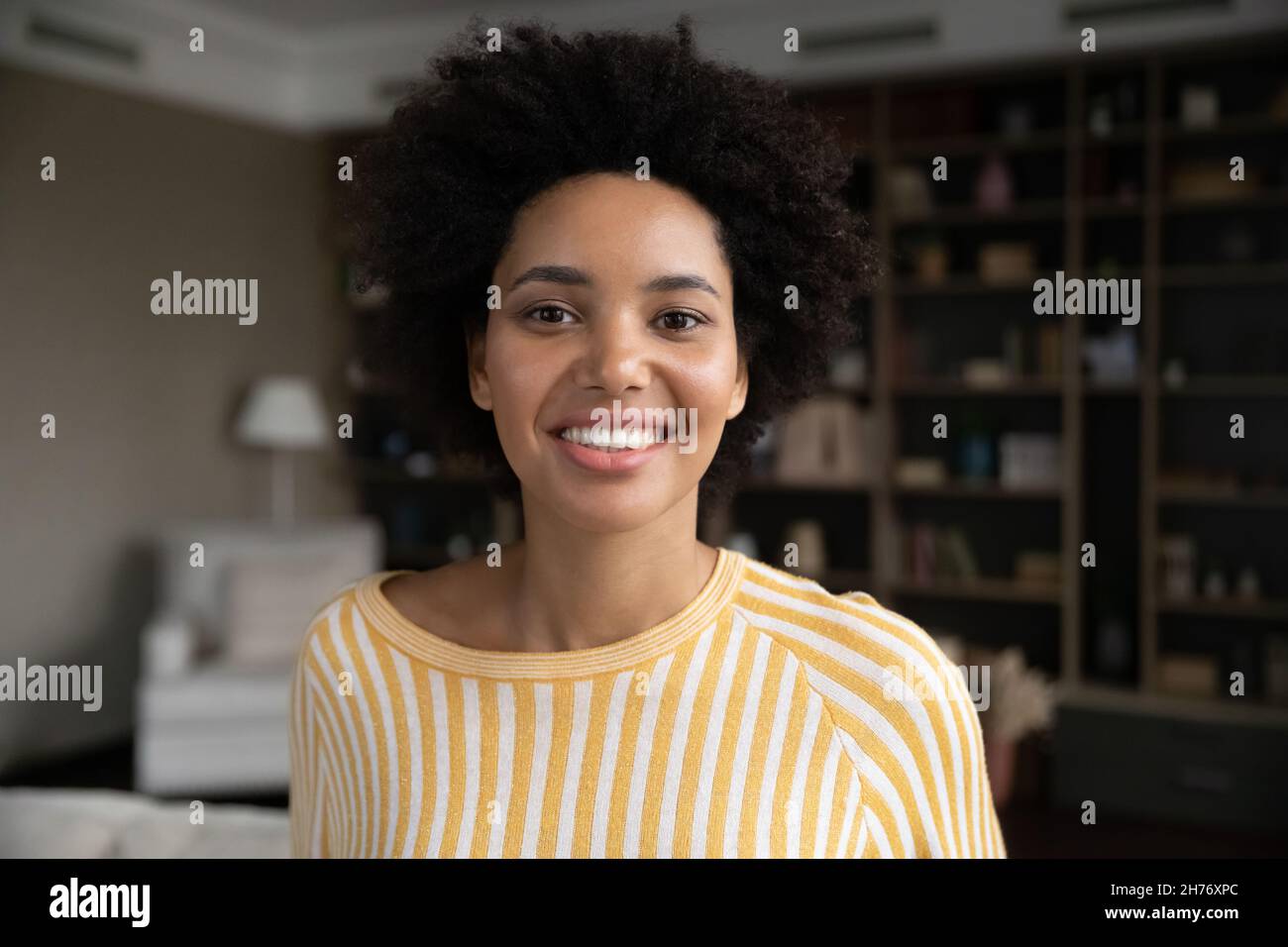 Glücklich ziemlich junge afroamerikanische Frau Hause Kopf geschossen Porträt Stockfoto