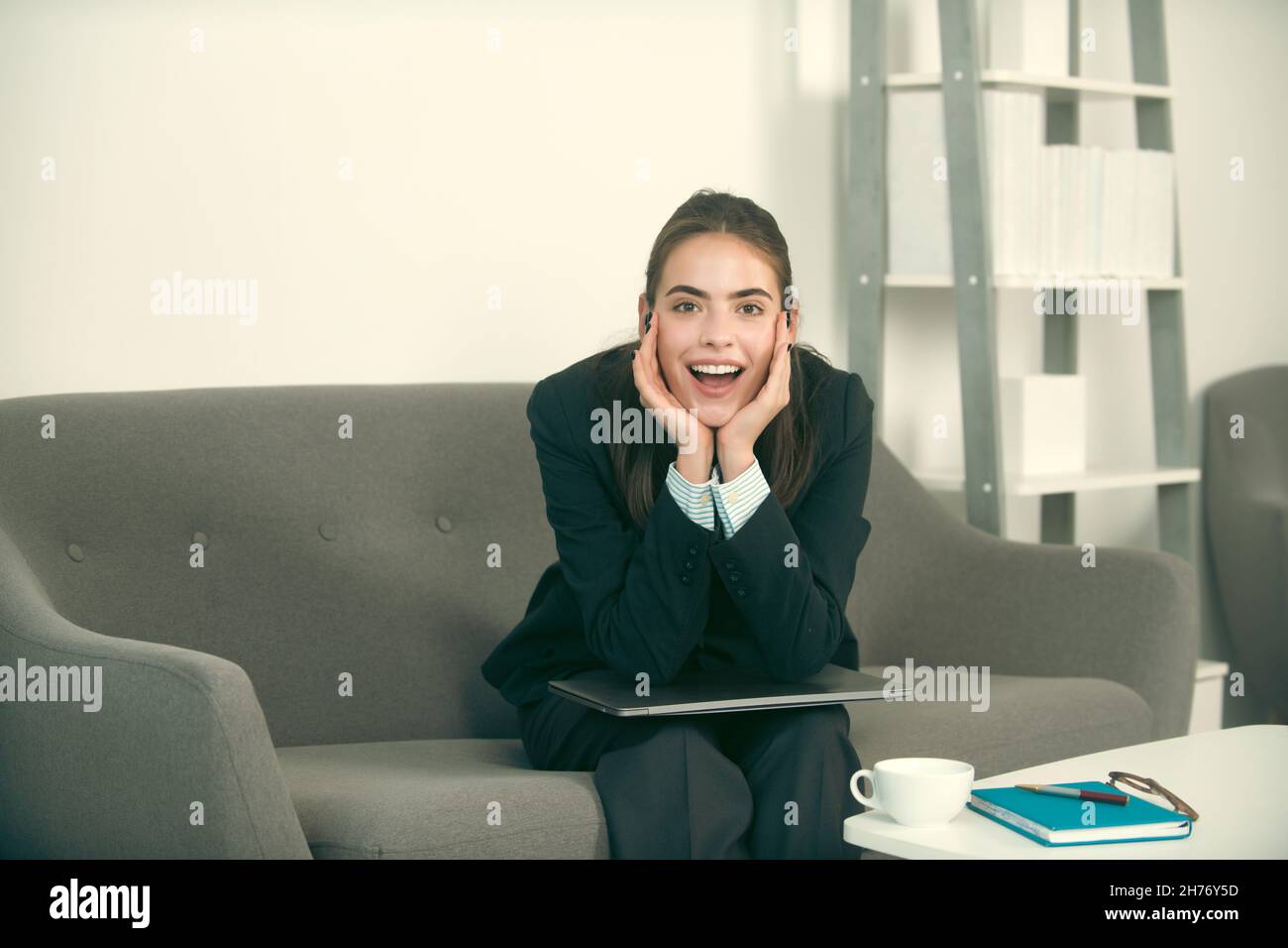 Porträt einer jungen, glücklich lächelnden Geschäftsfrau Buchhalterin in formeller Kleidung am Arbeitsplatz im Büro. Erfolgreiche weibliche Managerin, schöne Sekretärin Mädchen. Stockfoto