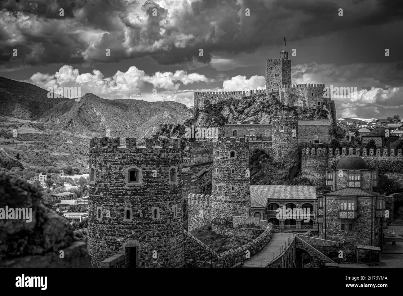 Blick auf die mittelalterliche Festung Rabati in der Stadt Akhaltsikhe, Georgien. Schwarz und Weiß. Stockfoto