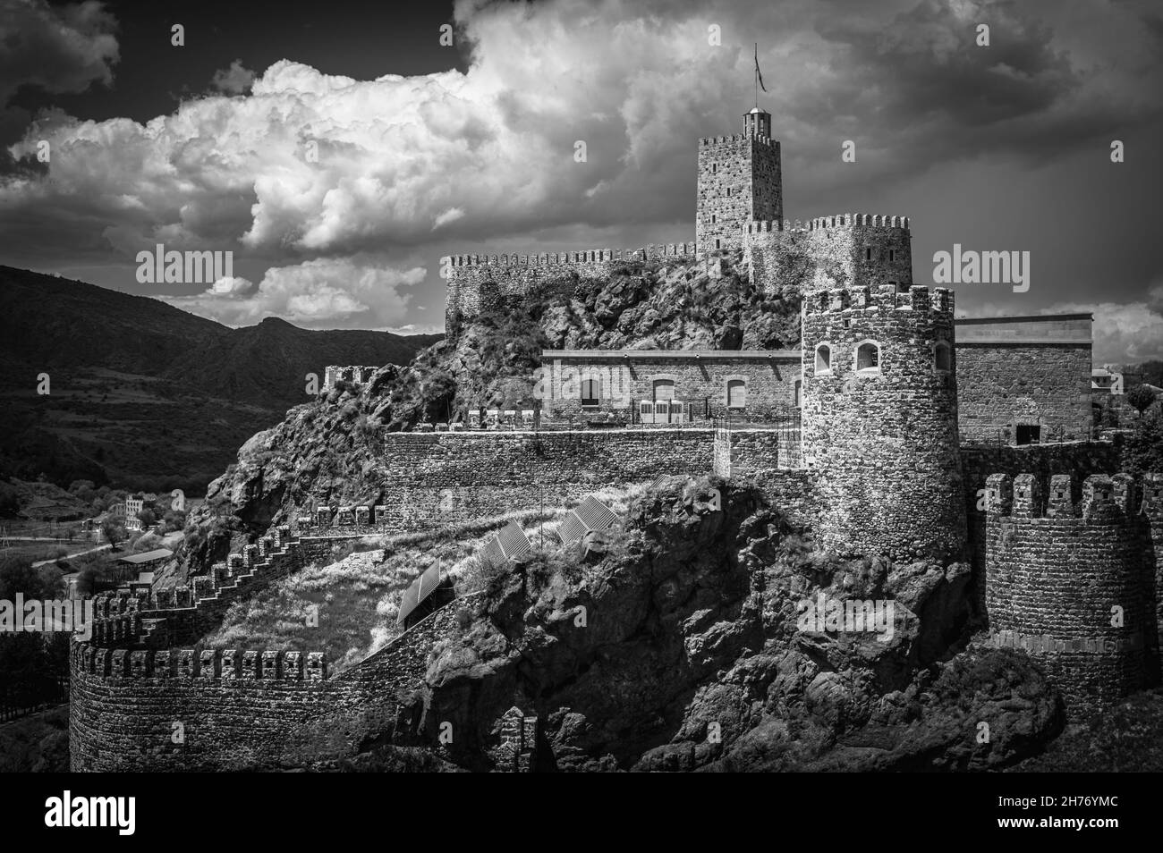 Panoramablick auf das mittelalterliche Schloss Rabati in der Stadt Akhaltsikhe, Georgien. Schwarz und Weiß. Stockfoto