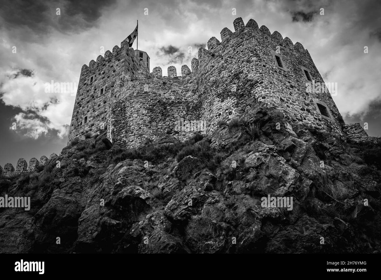 Mittelalterliche Festung Rabati in der Stadt Akhaltsikhe, Georgien. Ansicht nach oben. Schwarz und Weiß. Stockfoto