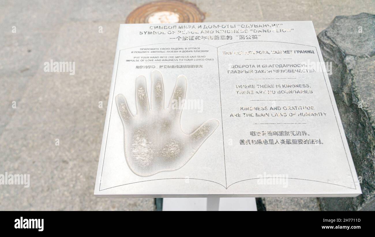 Symbol für Stück und Freundlichkeit gravierte Hand beeindrucken Skulptur vor dem internationalen Flughafen Pulkovo, St. Petersburg, Russland gesetzt Stockfoto