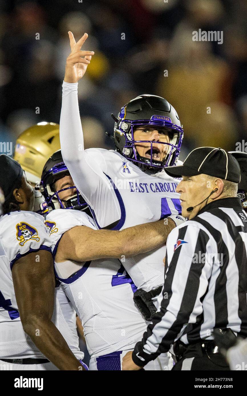 Annapolis, Maryland, USA. 20th. November 2021. East Carolina Pirates Place Kicker Owen Daffer (41) weiß, dass der Siegeskick des Spiels gut ist, da er während des regulären Saisonspiels zwischen den East Carolina Pirates und den Navy Midshipmen im Navy-Marine Corps Memorial Stadium in Annapolis, Maryland, seinen Fuß verließ. East Carolina besiegt die Marine 38-35. Fotograf: Cory Royster. Kredit: csm/Alamy Live Nachrichten Stockfoto