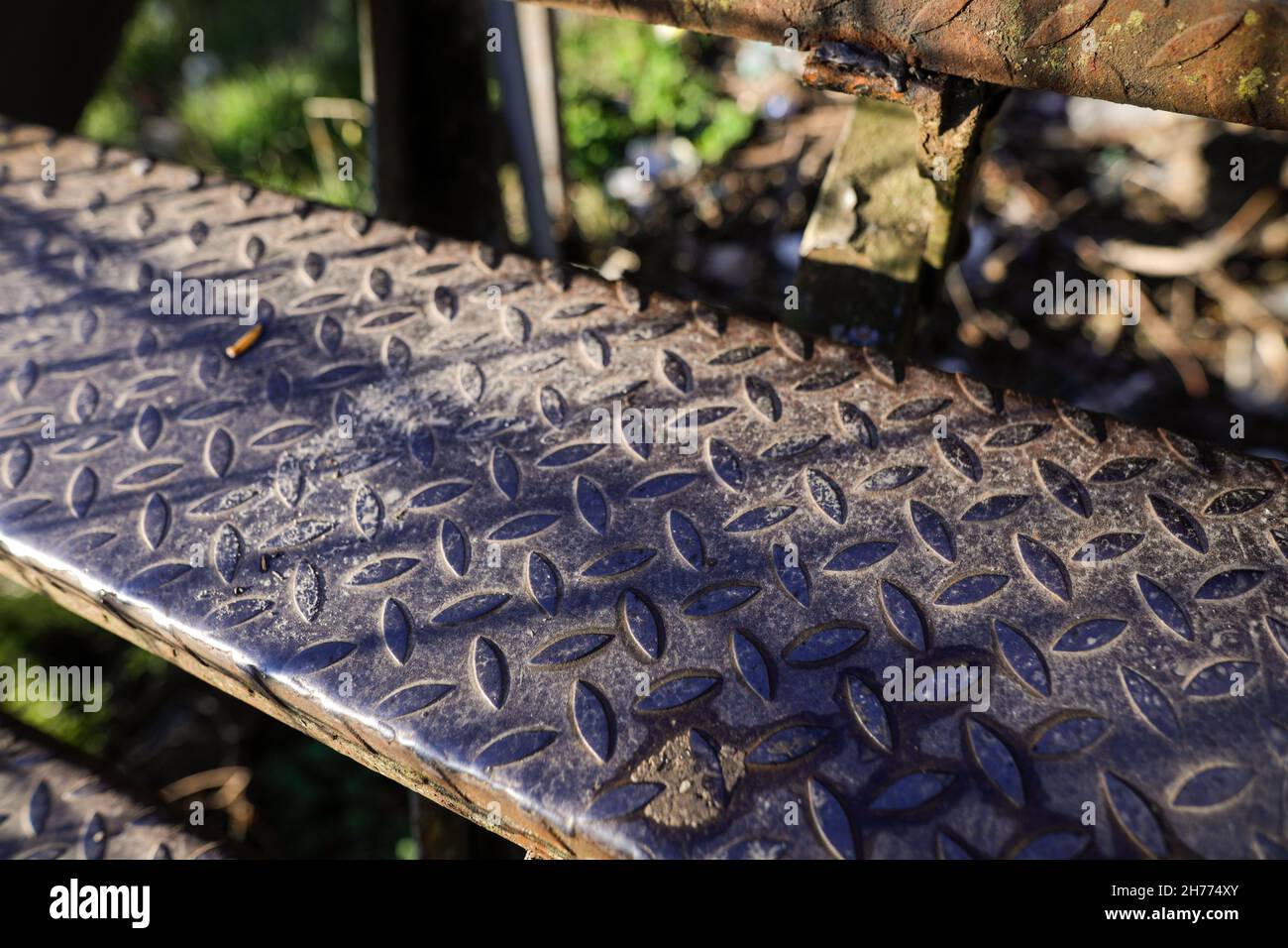 Metalltreppe auf einer Eisenbrücke über eine Eisenbahn. Stockfoto