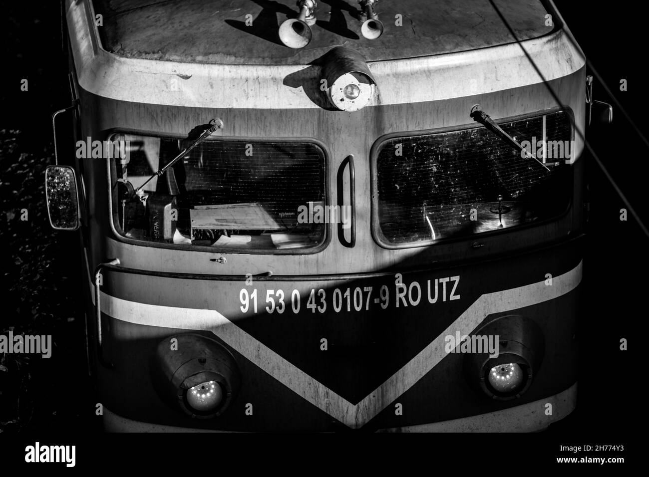 Buftea, Rumänien - 20. November 2021: Güterzug Lokomotivein Bahnhof. Stockfoto