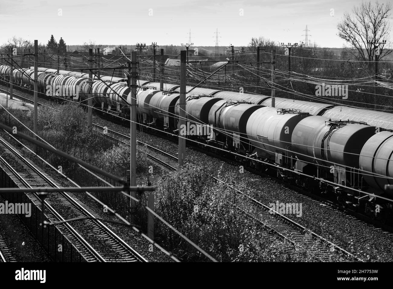 Güterzugwagen mit Öl, Gas und Flüssiggas (Flüssiggas, Treibgas oder Kondensat) in einem Bahnhof in der Nähe von Bukarest, Rumänien. Stockfoto