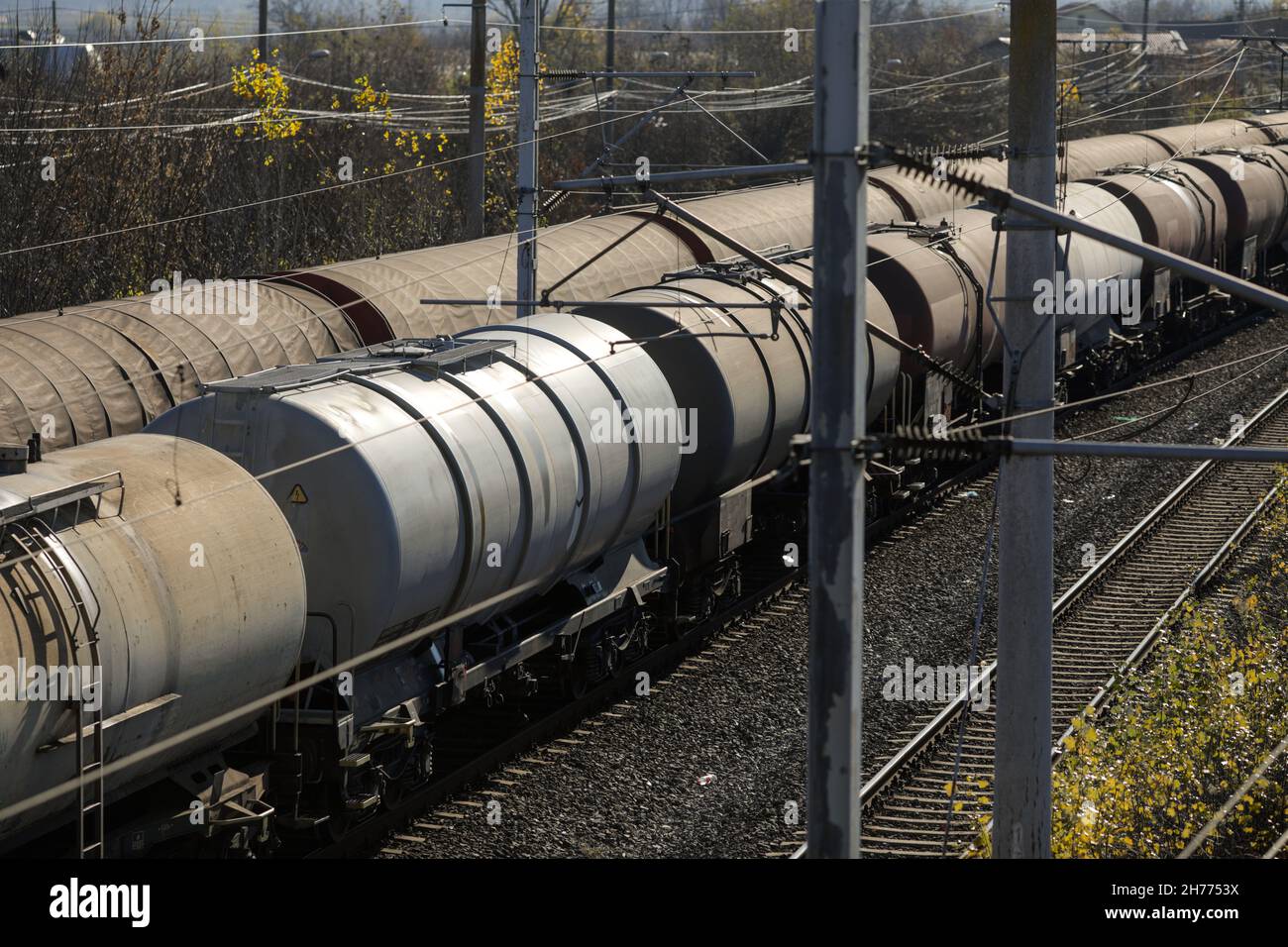 Güterzugwagen mit Öl, Gas und Flüssiggas (Flüssiggas, Treibgas oder Kondensat) in einem Bahnhof in der Nähe von Bukarest, Rumänien. Stockfoto