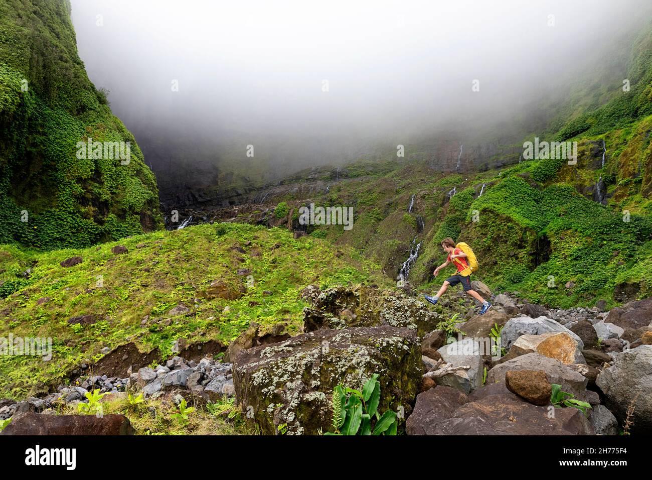 Wandern zum Wasserfall Ribeira grande. Flores, Azoren, Portugal Stockfoto