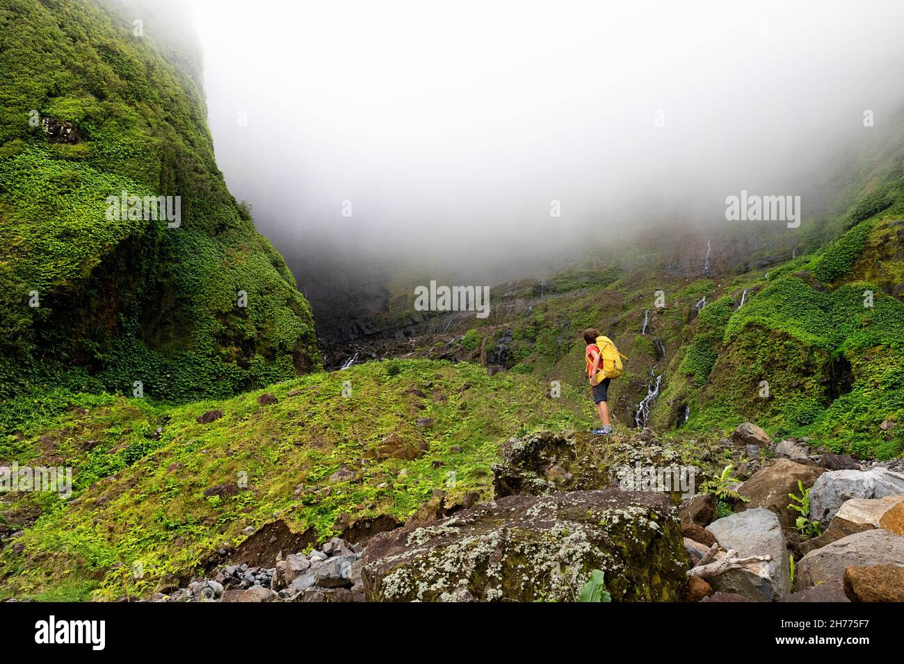 Wandern zum Wasserfall Ribeira grande. Flores, Azoren, Portugal Stockfoto