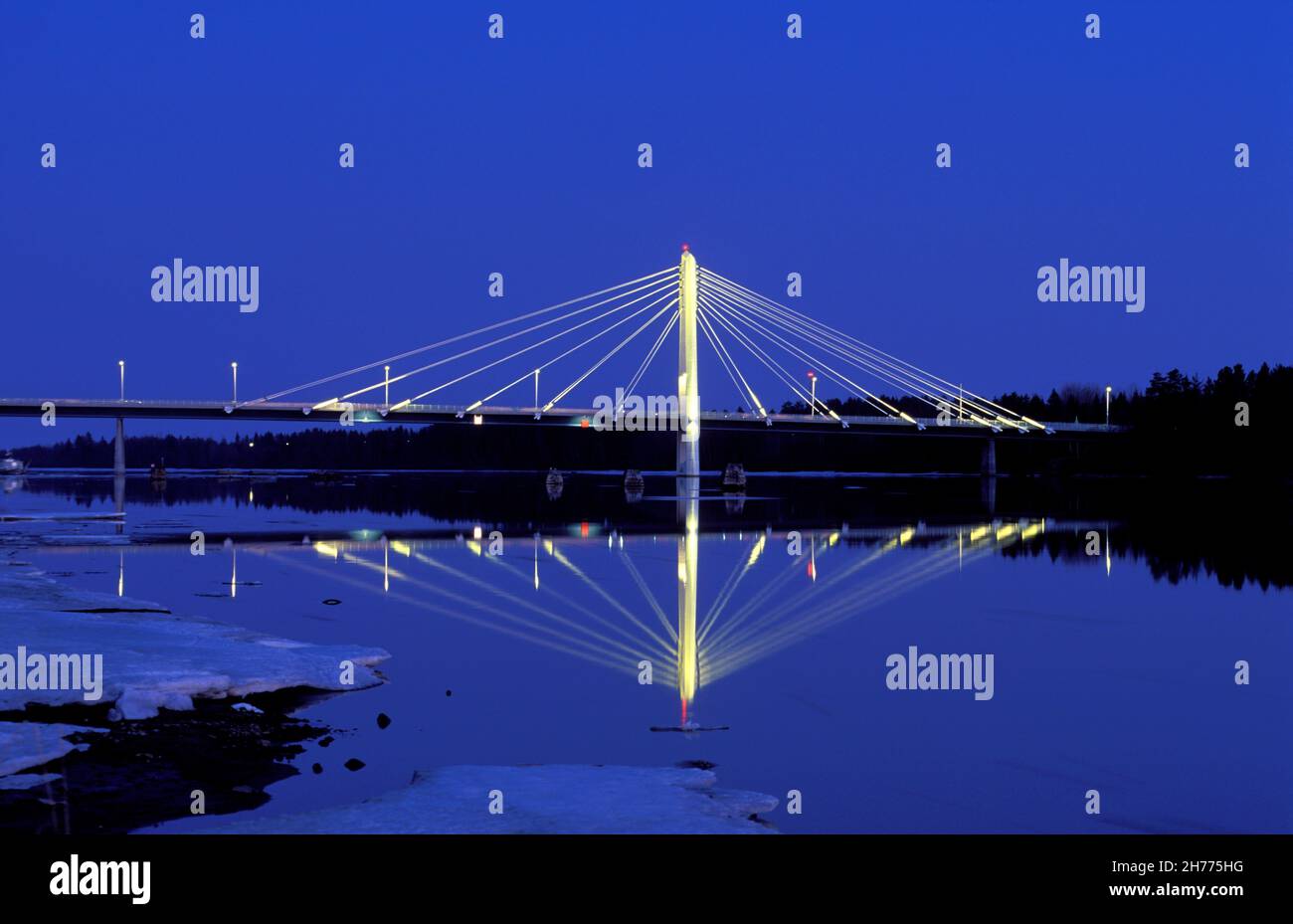 Pylonbrücke. Kolbäcksbron, Umea in 2004, analog. Beleuchtete Brücke in der schwarzen Nacht. Herbst und Nacht. Stockfoto