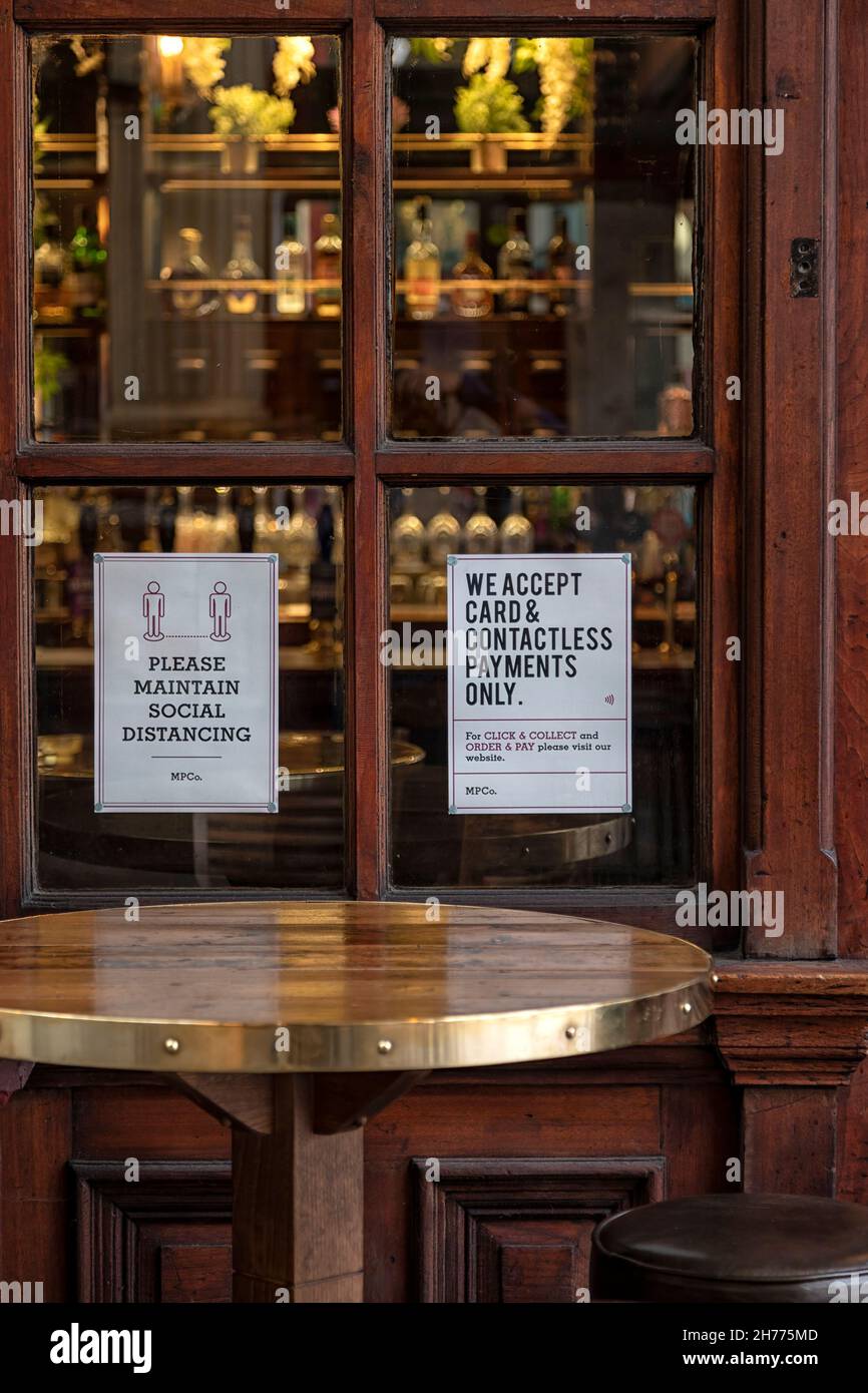 LONDON, Großbritannien - 14. JULI 2021: Soziale Distanzierungsführung am Fenster einer Bar Stockfoto