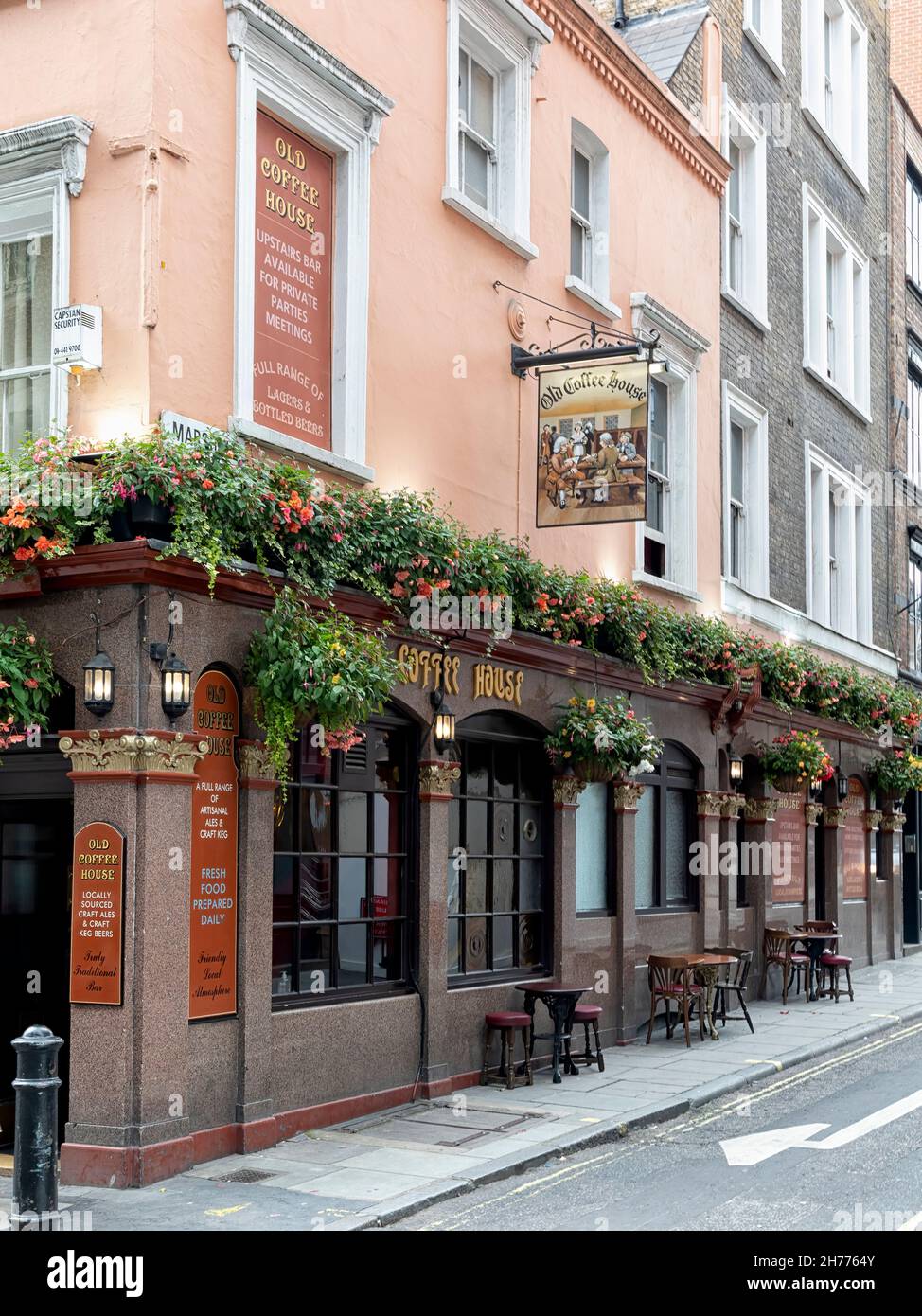 LONDON, Großbritannien - 14. JULI 2021: Außenansicht des Old Coffee House Pub in der Beak Street in Soho Stockfoto