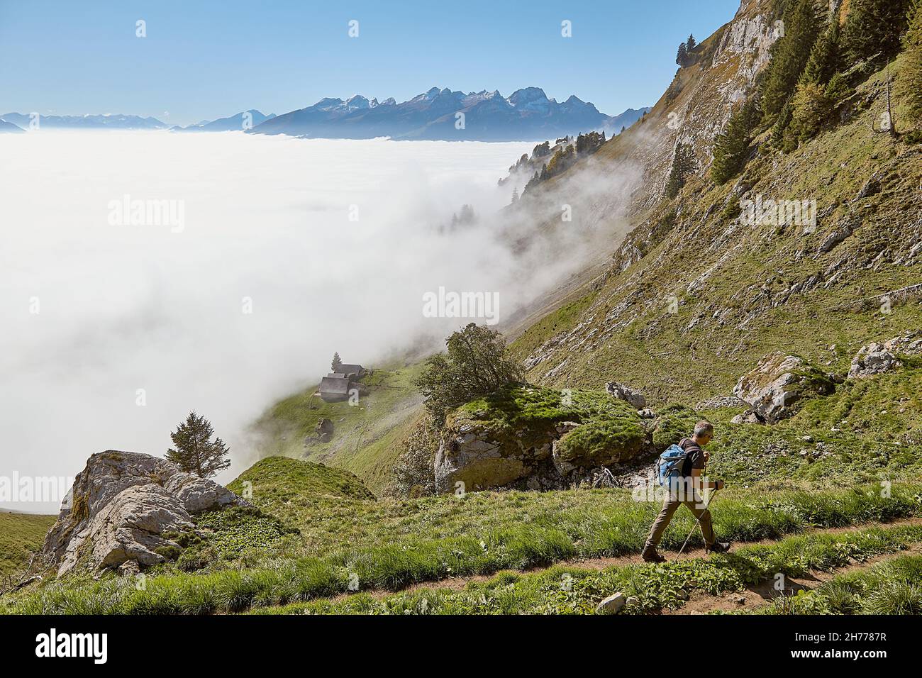 Touristischer Aufstieg nach Saxerluecke mit wolkenbedecktem Rheintal mit Alvier-Gruppe und Glarner Alpen im Hintergrund - Appenzeller Alpen, Saxerluecke, Schweiz Stockfoto