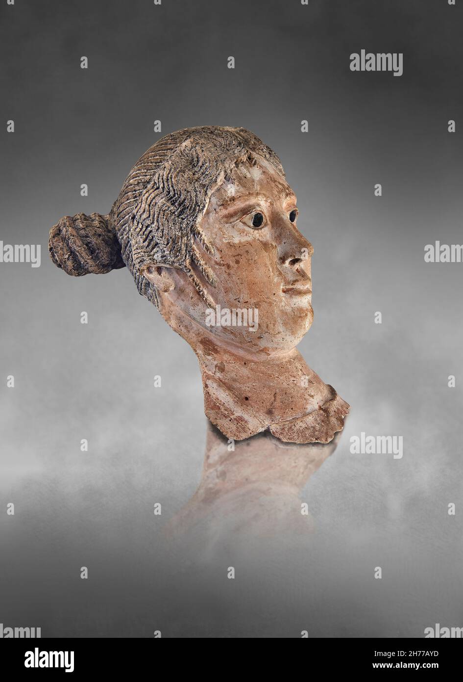 Römische ägyptische Mumienmaske einer Frau, 2nd Cent AD, bemalter Paster. Museum der Schönen Künste von Lyon E413. Mumienmasken oder Porträts sind oft Gipsmasken Stockfoto