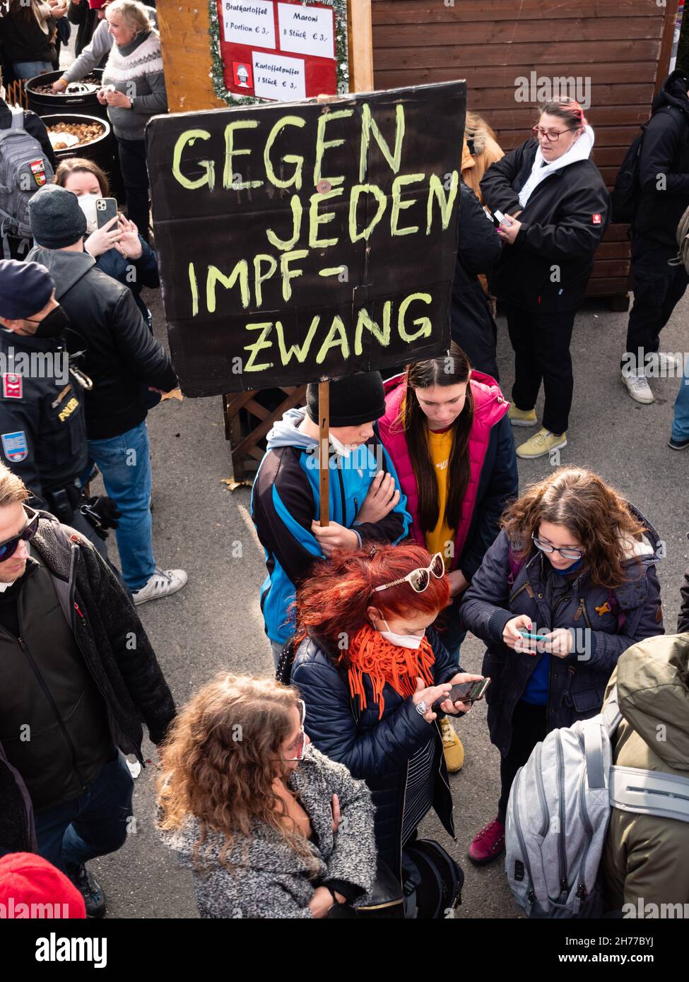 Wien, Österreich - November 20 2021: Anti-Vax Covid-19 Demonstrator Holdig Zeichen 'Gegen jeden Impfzwang' oder 'Gegen jeden Impfzwang'. Stockfoto