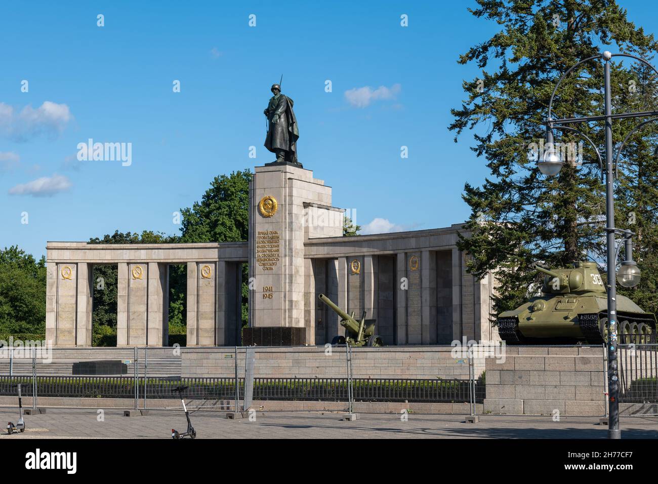 Berlin, Deutschland, das sowjetische Kriegsdenkmal in Tiergarten, das von der Sowjetunion zum Gedenken an Soldaten der sowjetischen Streitkräfte errichtet wurde. Stockfoto