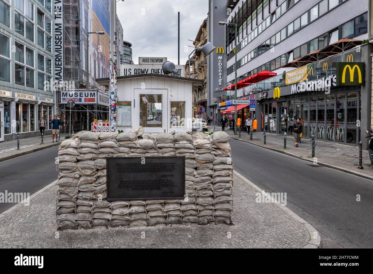 Stadt Berlin, Deutschland, Checkpoint Charlie, alte Berliner Mauer-Kreuzung zwischen Ost- und West-Berlin und McDonald-Restaurant Stockfoto