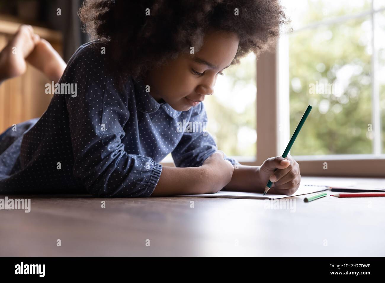 Glücklich liebenswert kleine afroamerikanische Kind Mädchen Zeichnung Bilder. Stockfoto