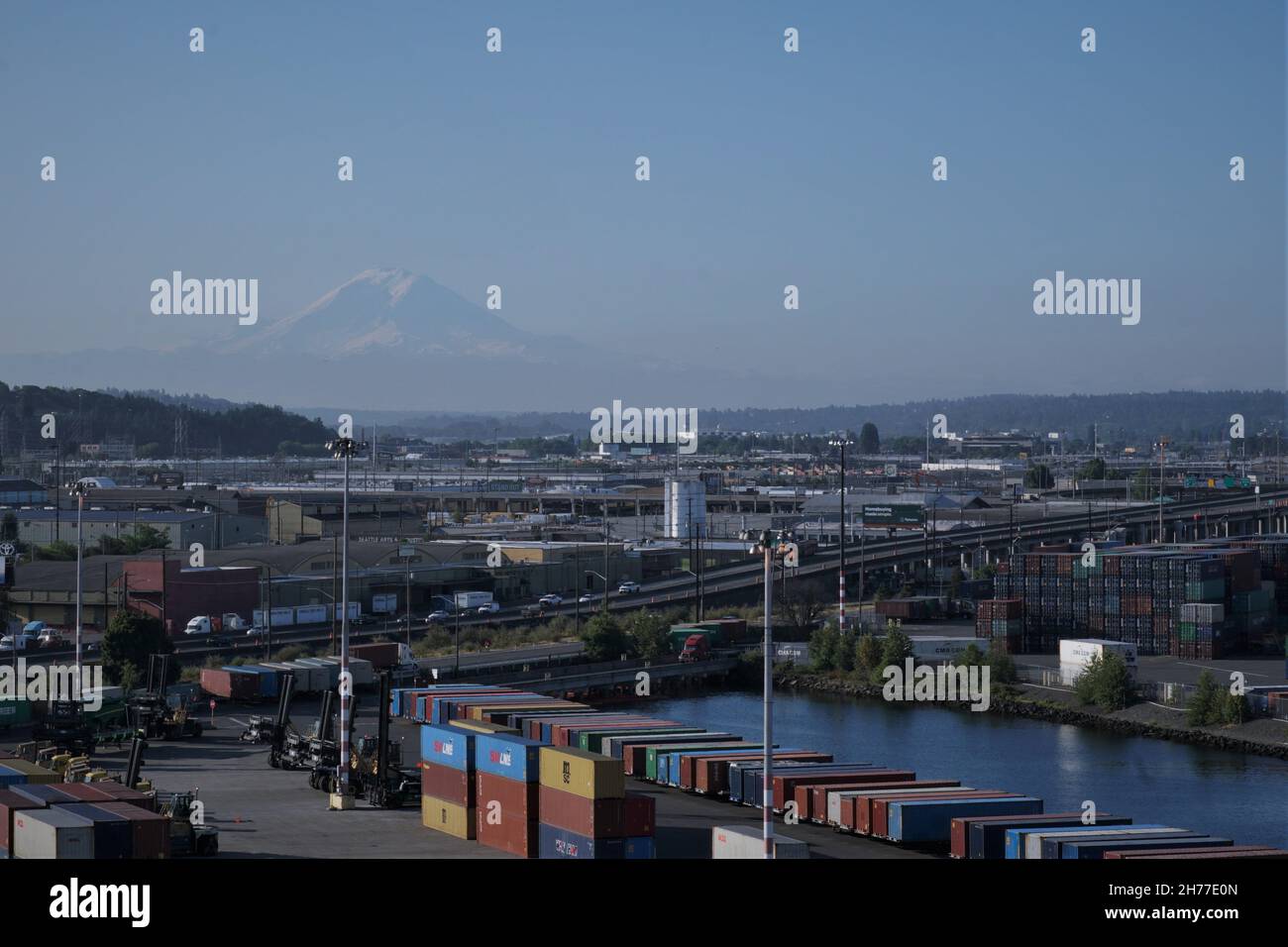 Mount Rainier, auch als Tahoma oder Tacoma bekannt, ist ein großer aktiver Stratovulkan in der Cascade Range des pazifischen Nordwestens. Stockfoto