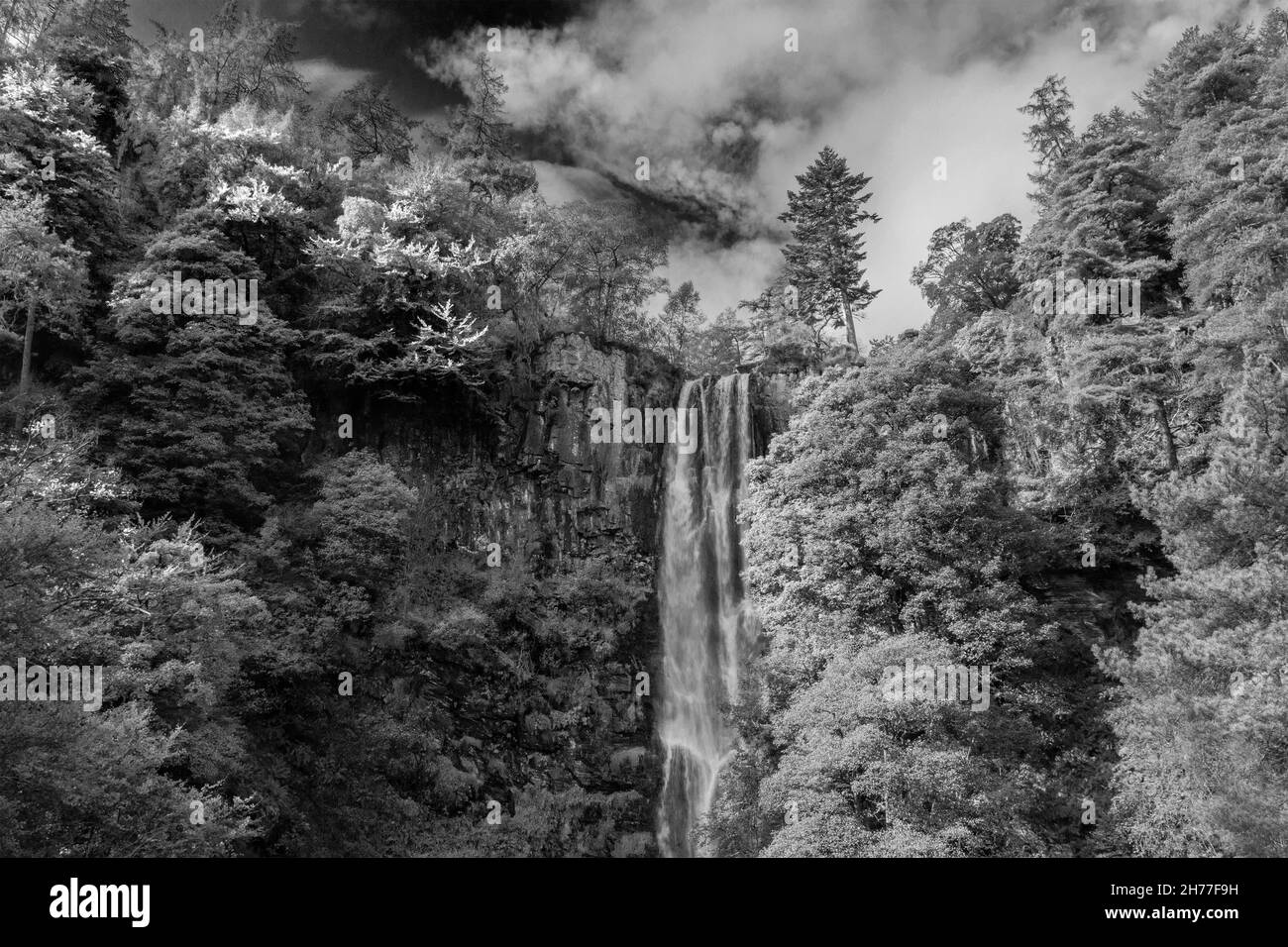 Schwarz-Weiß Flugdrohne schöne Landschaft mit langer Belichtung im Frühherbst Bild des Pistyll Rhaeader Wasserfalls in Wales Stockfoto