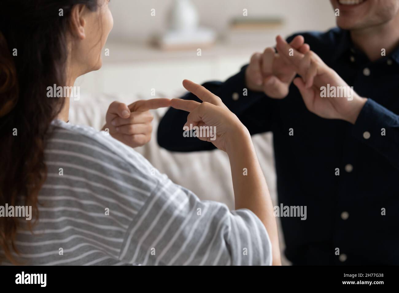 Paar kommunizieren zu Hause mit Gebärdensprache, Nahaufnahme Stockfoto