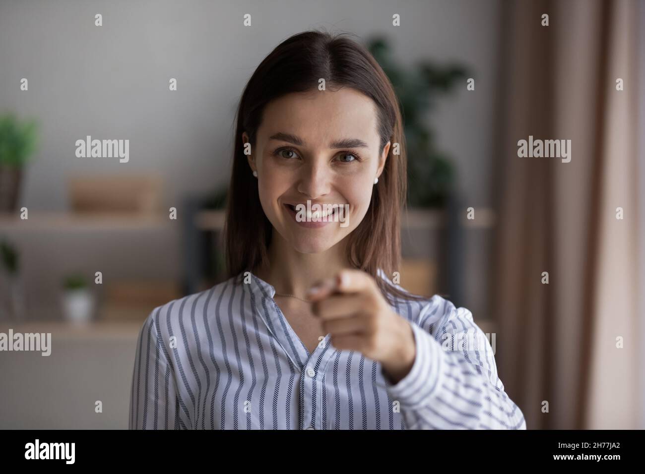 Junge schöne weibliche hr-Manager zeigt Finger auf Kamera. Stockfoto