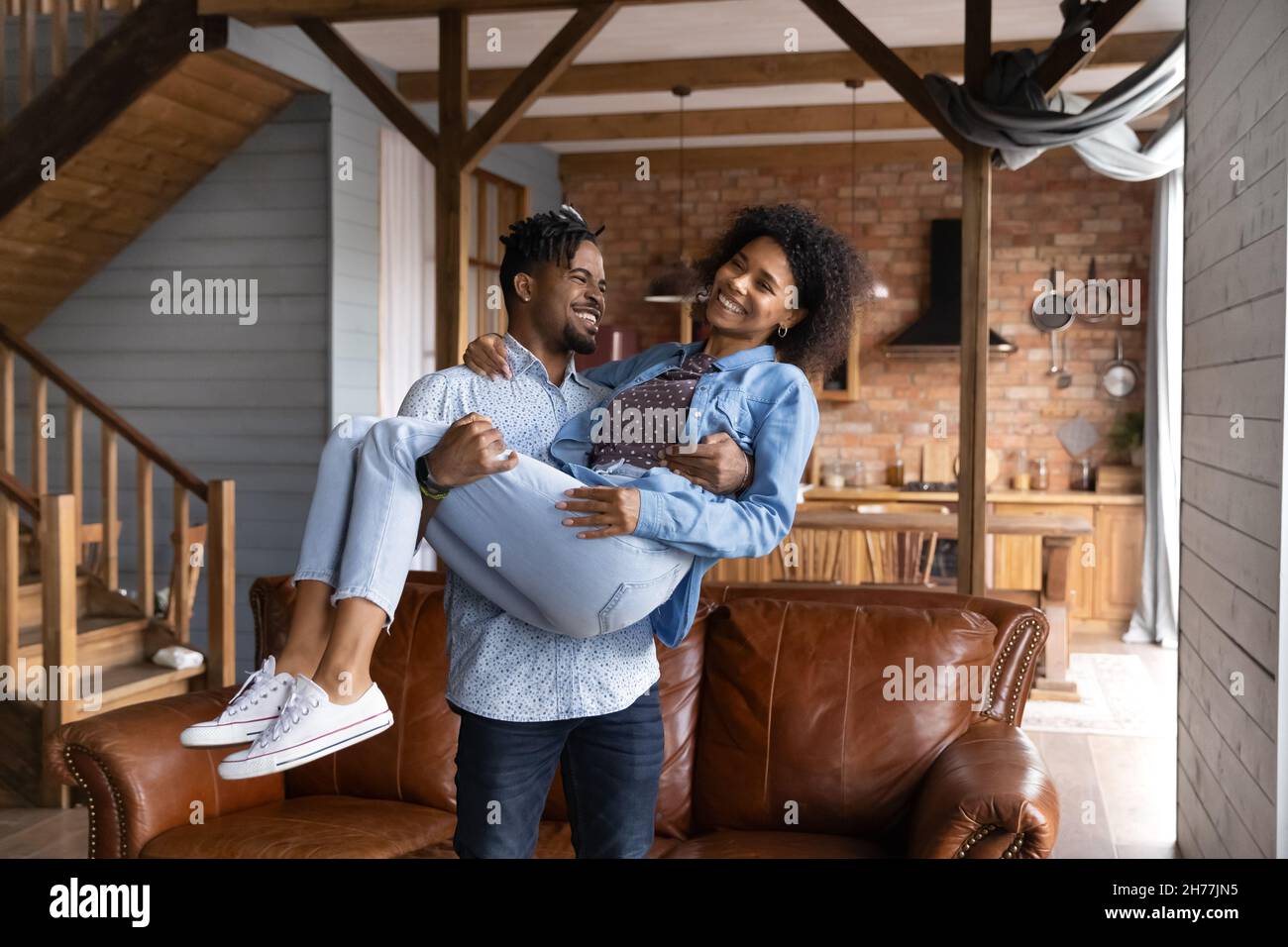 Glücklicher junger brasilianischer Mann hält sich an den Händen freudige Frau. Stockfoto