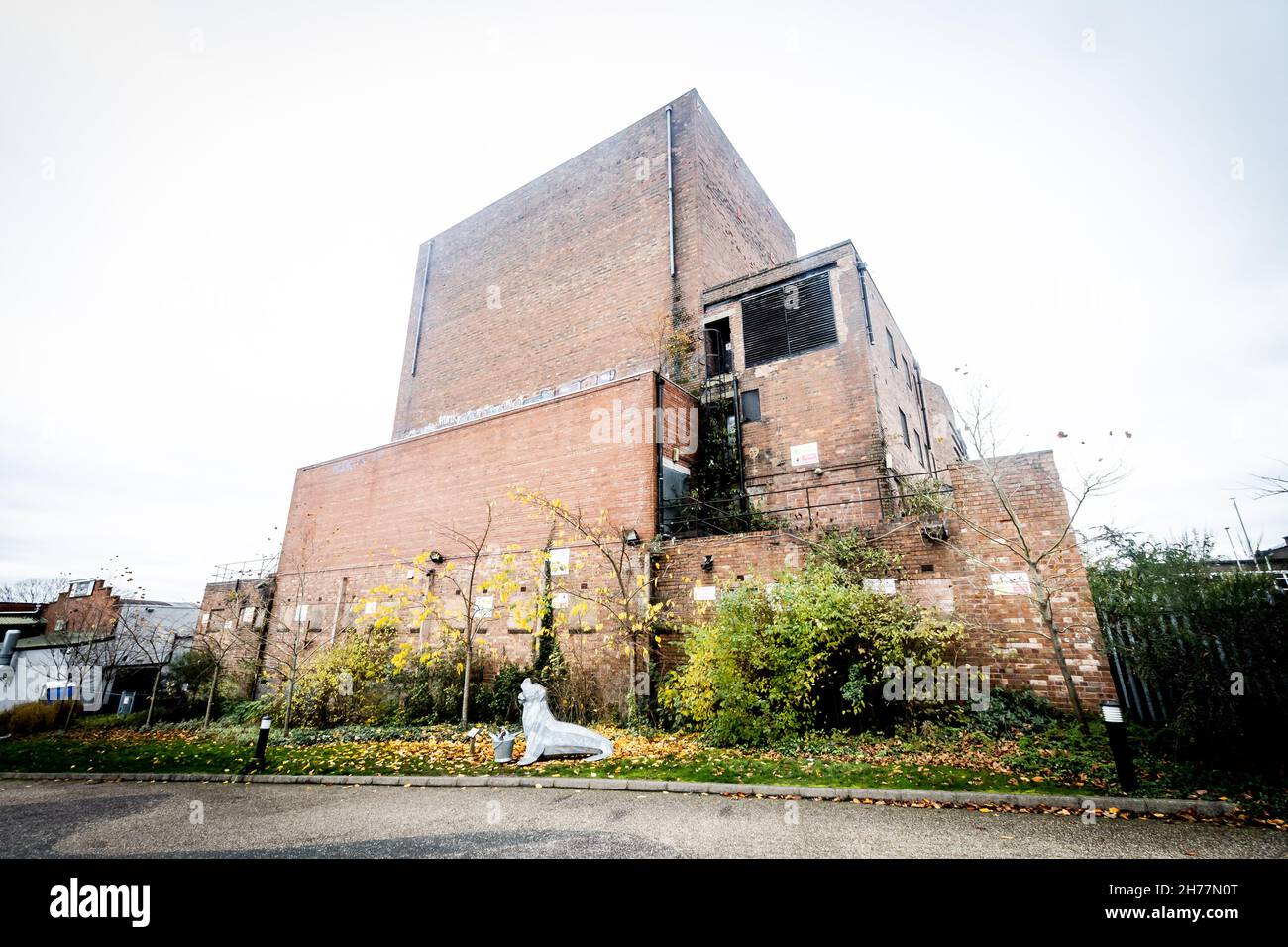 Dudley Hippodrome, Castle Hill der 20th. November ist nun für den Abriss bestimmt und hat wenig Hoffnung, gerettet zu werden. Das ehemalige Dudley Hippodrome hat seit 1974 keine Live-Performance mehr inszeniert und 2009 geschlossen, aber es wurde eine lange Kampagne geführt, um es zu retten. Dudley Metropolitan Borough Council hat £25m von der Regierung gegeben, um ein Universitätszentrum auf dem Gelände zu bauen. 1930s wurde das Gebäude von Acts wie Gracie Fields, Laurel und Hardy, Marlene Dietrich und George Formby als Bingohalle genutzt. SEITENANSICHT. Stockfoto