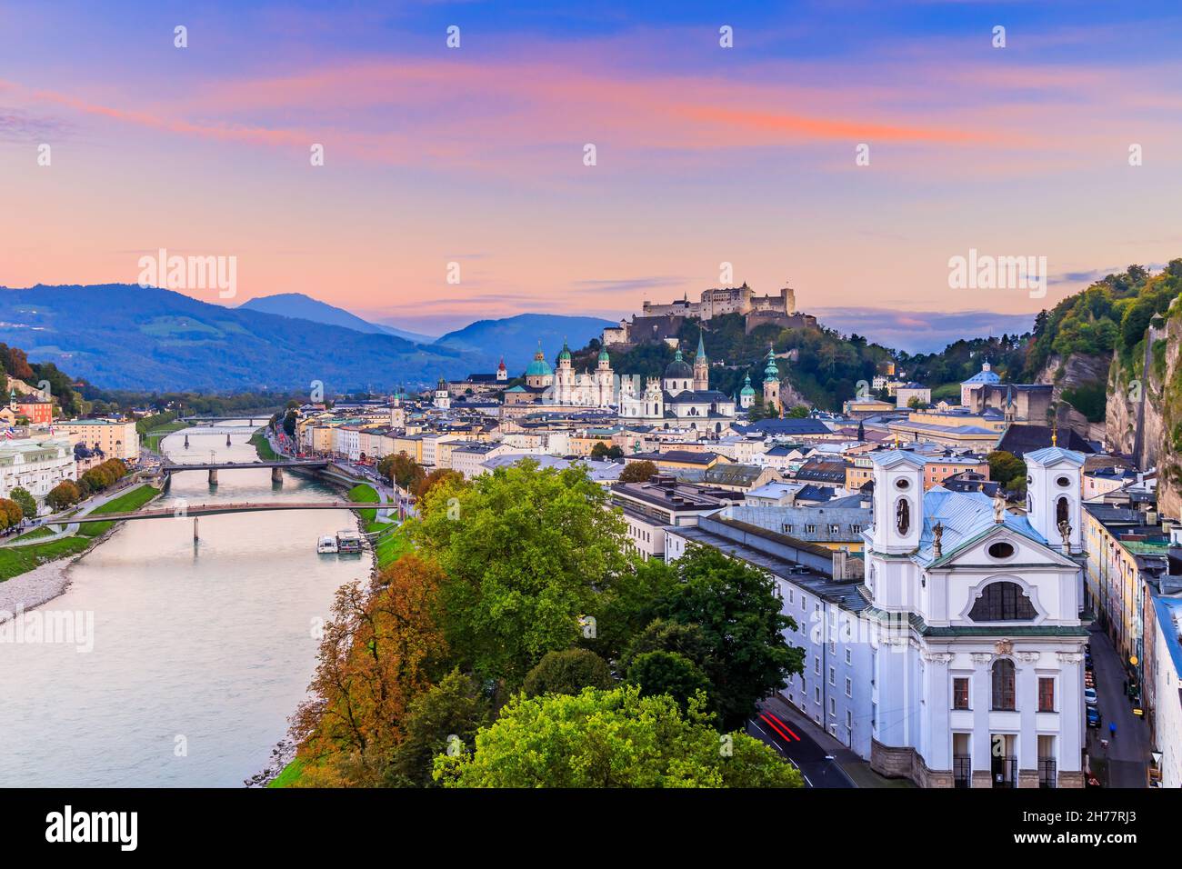 Salzburg, Österreich. Panoramablick auf die Salzburger Skyline mit Festung Hohensalzburg. Stockfoto