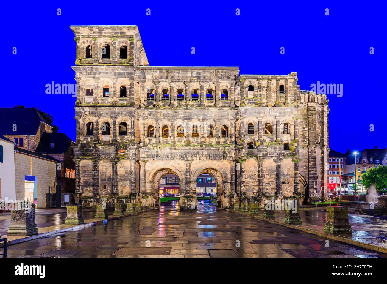 Trier, Deutschland. Das berühmte große römische Stadttor Porta Nigra (Schwarzes Tor). Stockfoto