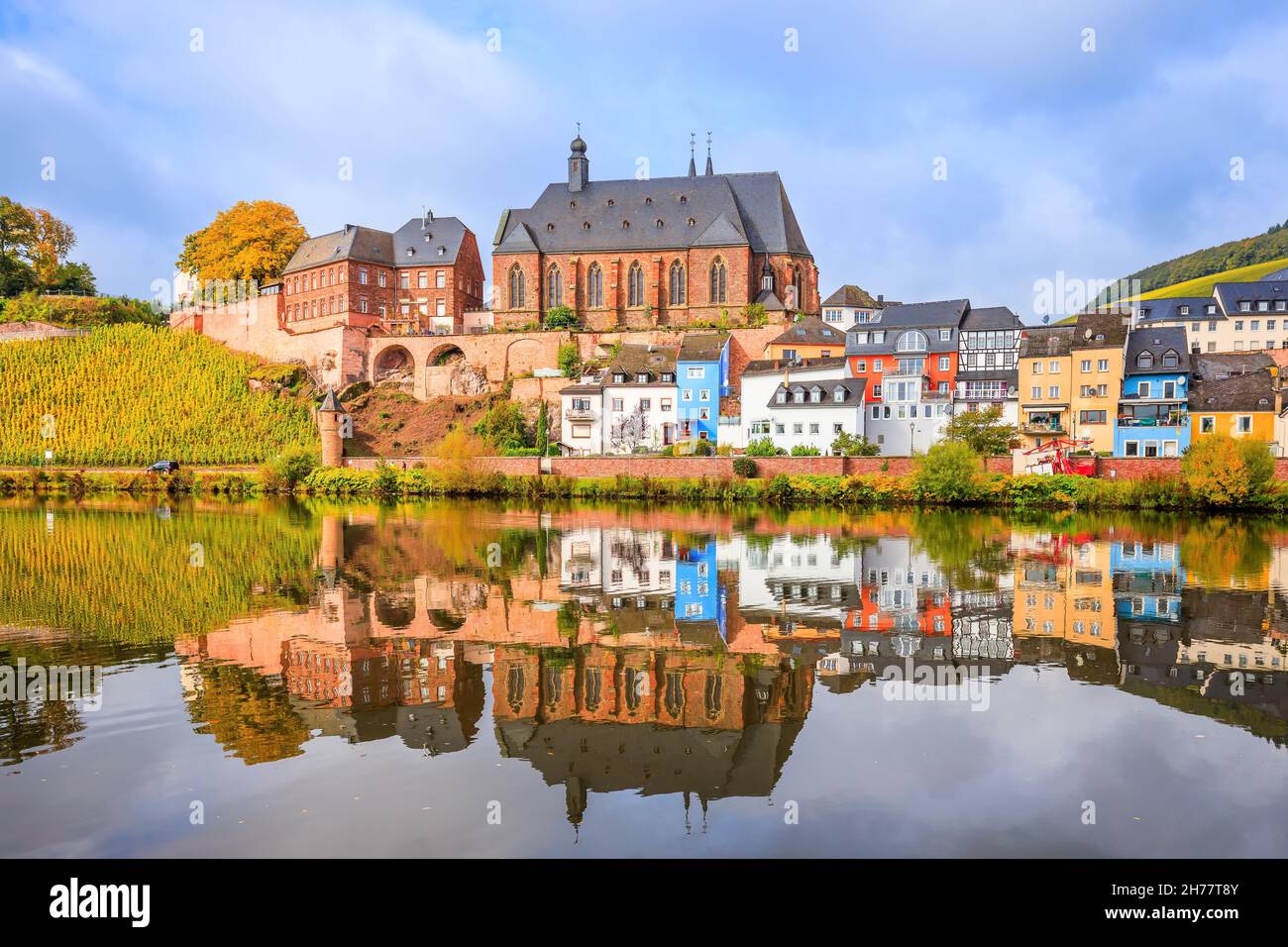 Saarburg, Deutschland. Altstadt auf den Hügeln des Saar Flusstal. Stockfoto
