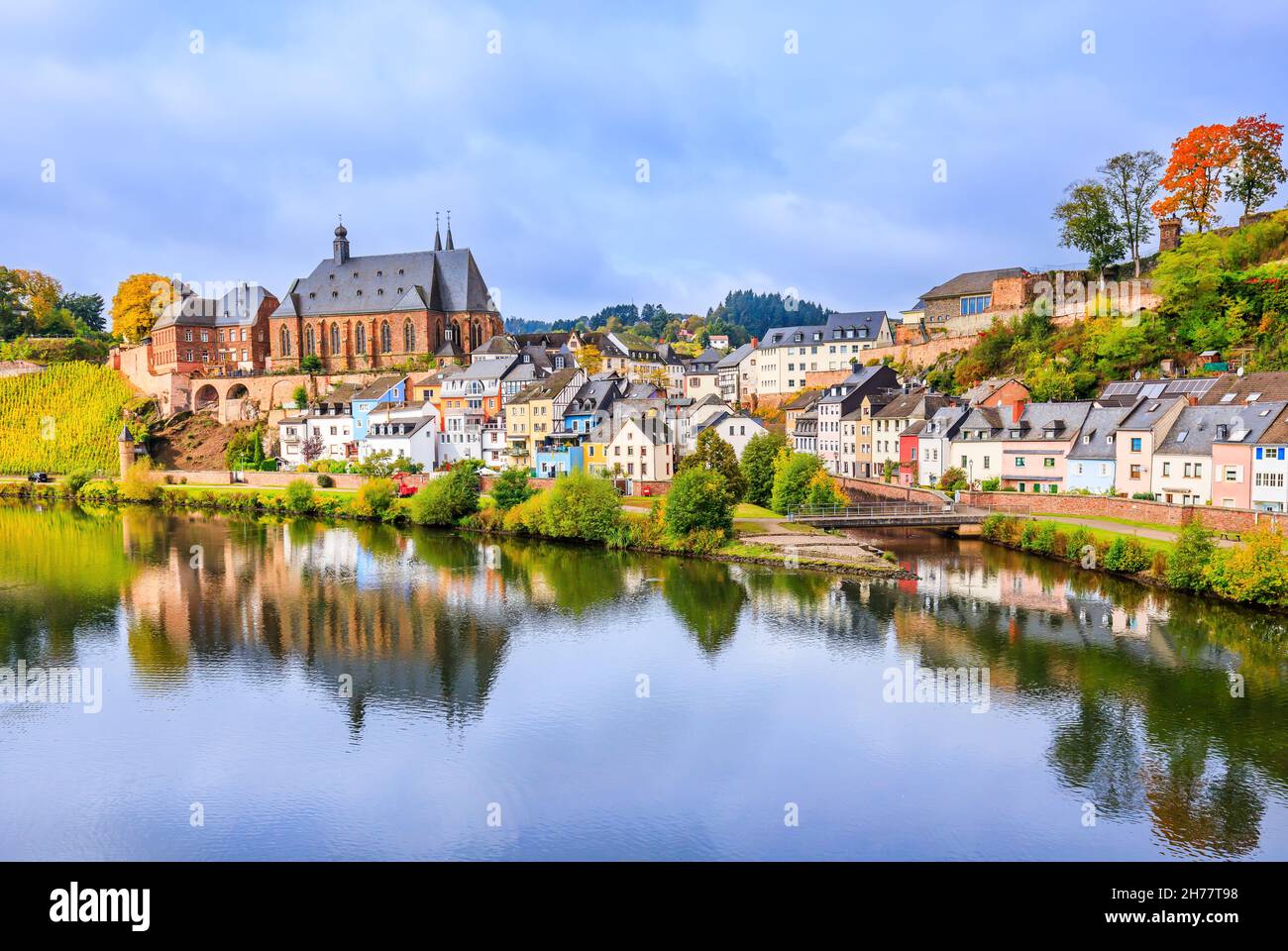 Saarburg, Deutschland. Altstadt auf den Hügeln des Saar Flusstal. Stockfoto