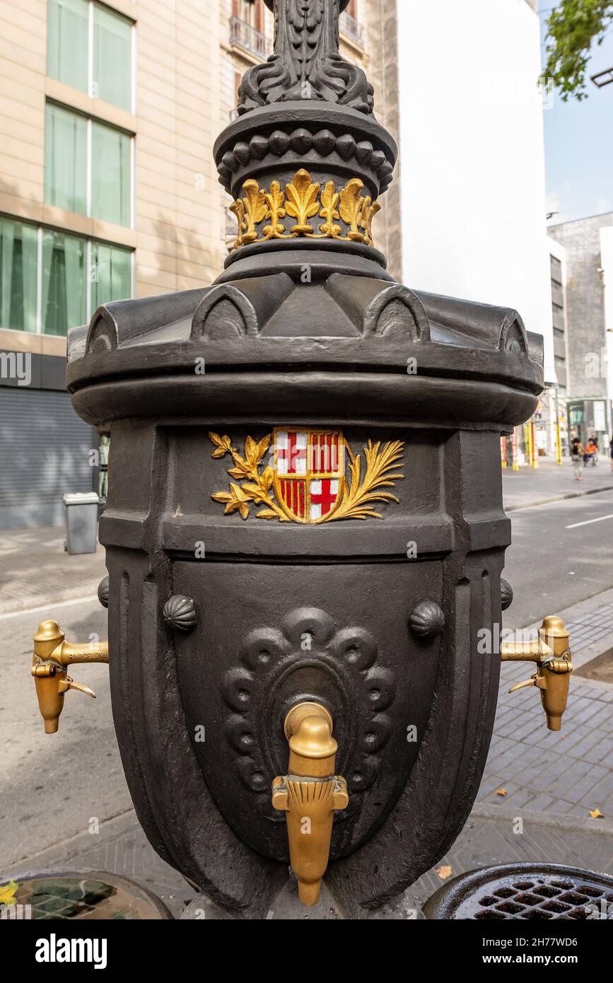 Font de Canaletes mit dem Wappen von Barcelona, XIX Jahrhundert. Historischer Trinkbrunnen am Anfang der Ramblas in der Innenstadt. Stockfoto