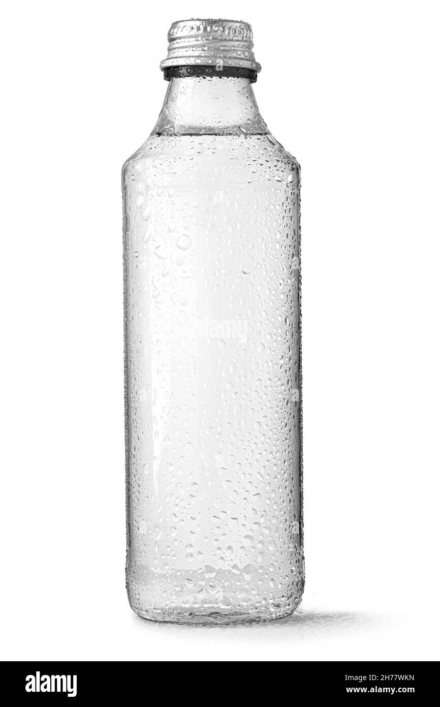 Glasflasche isoliert auf weißem Hintergrund mit Tropfen Stockfoto