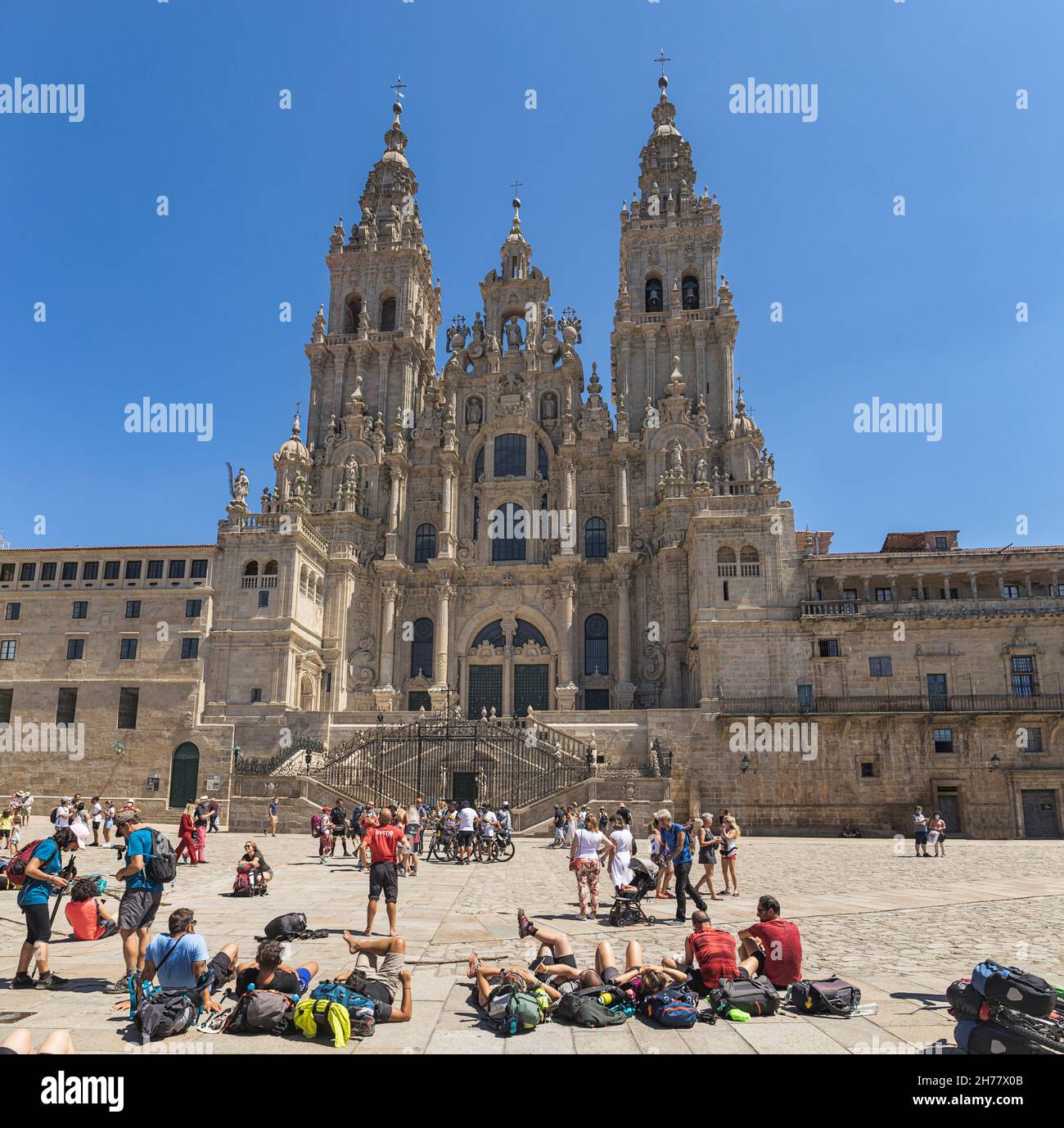 SANTIAGO DE COMPOSTELA - SPANIEN, 13. AUGUST 2021: Blick auf den Obradoiro-Platz und die Kathedrale von Santiago, eine der wichtigsten christlichen Wallfahrtsorte pl Stockfoto