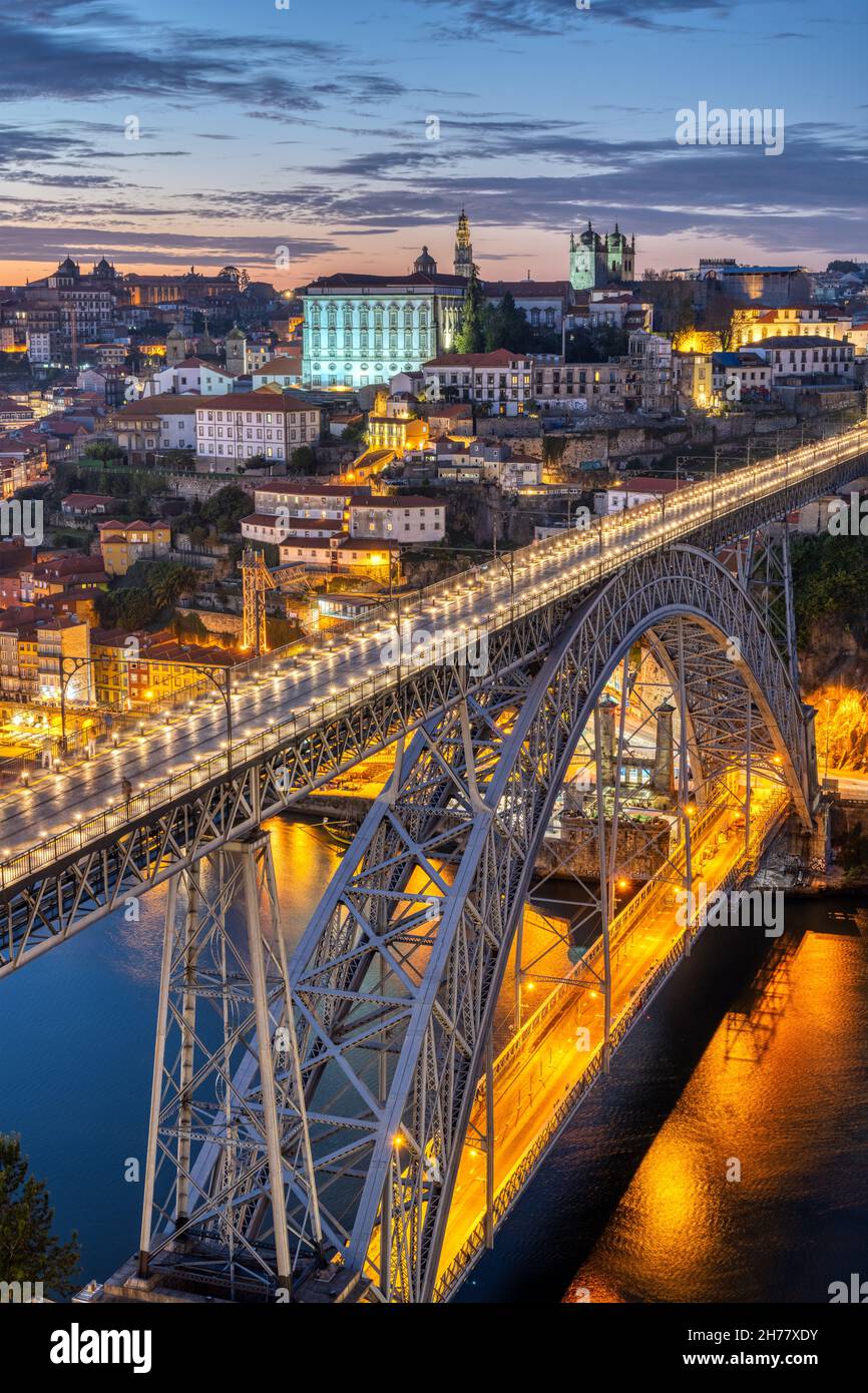 Die Brücke Dom Luis I und der Fluss Douro in Porto nach Sonnenuntergang Stockfoto