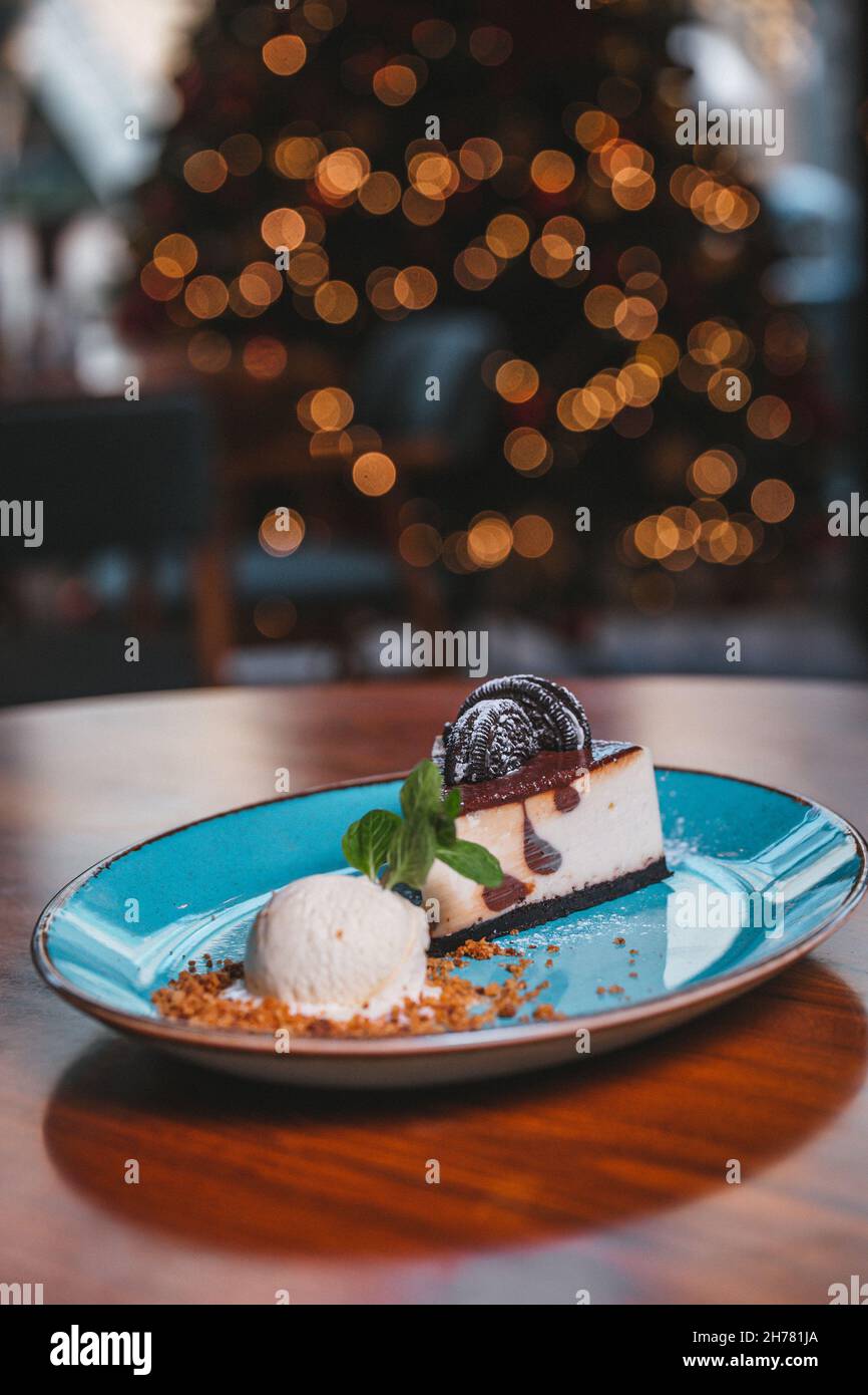 Tiramisu Dessert und Eis auf einem blauen Teller. Stockfoto