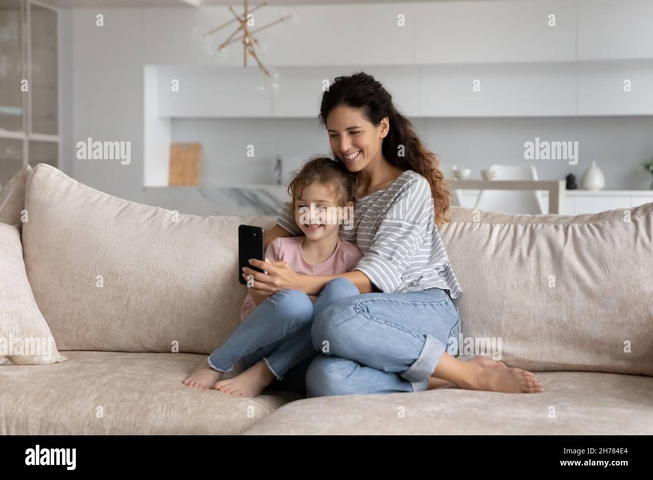 Glückliche Familie Mutter und kleine Tochter Spaß mit dem Smartphone Stockfoto