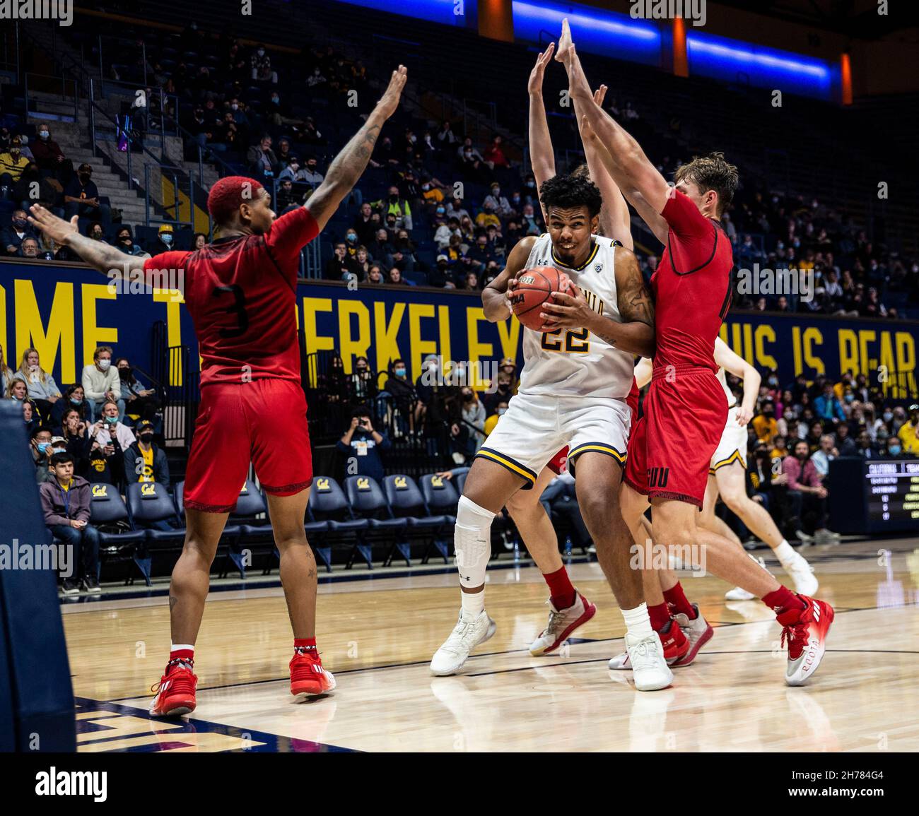 Hass Pavilion Berkeley Calif, USA. 18th. November 2021. CA U.S.A. der kalifornische Stürmer Andre Kelly (22) kämpft während des NCAA Männer-Basketballspiels zwischen Southern Utah Thunderbirds und den California Golden Bears um die Position in der Farbe. Kalifornien gewann in doppelter Überstunden 75-68 im Hass Pavilion Berkeley Calif. Thurman James/CSM/Alamy Live News Stockfoto