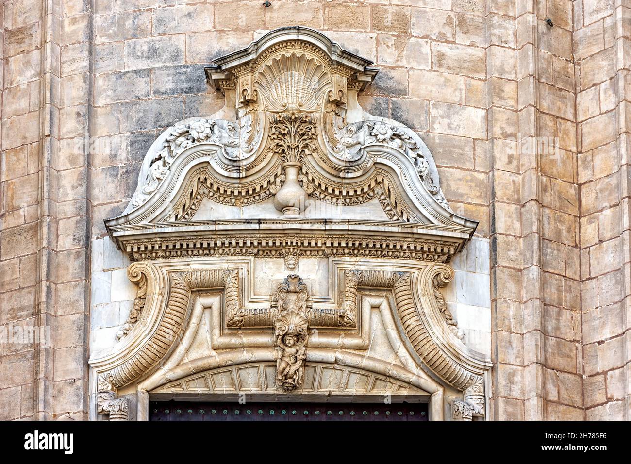 Catedral de la Santa Cruz sobre el mar y sus detalles en Cádiz, España Stockfoto