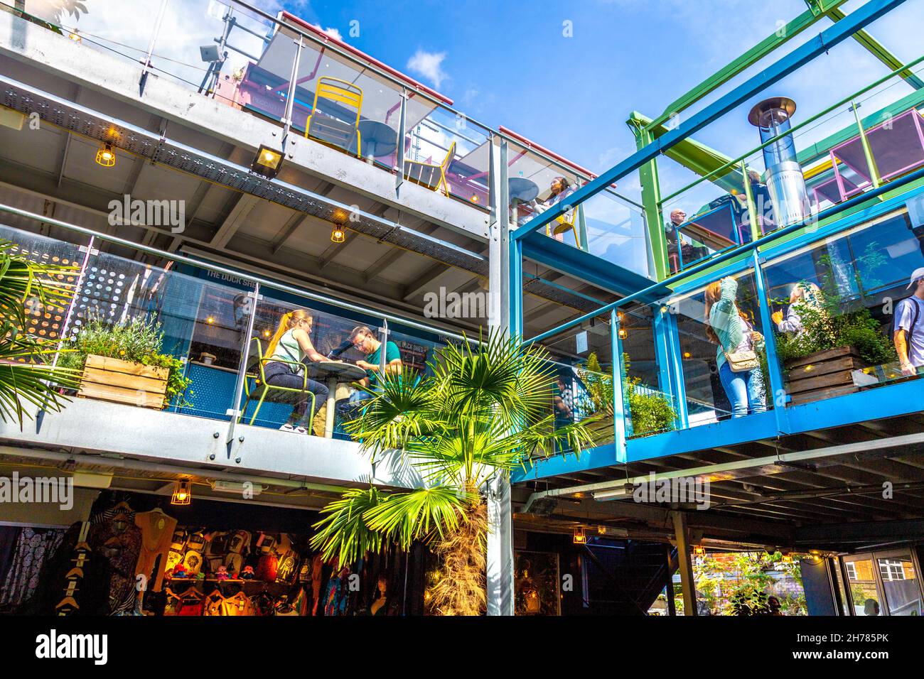 Der Innenraum des Buck Street Market besteht aus Schiffscontainern, einem neuen Kunsthandwerks- und Lebensmittelmarkt in Camden, London, Großbritannien Stockfoto