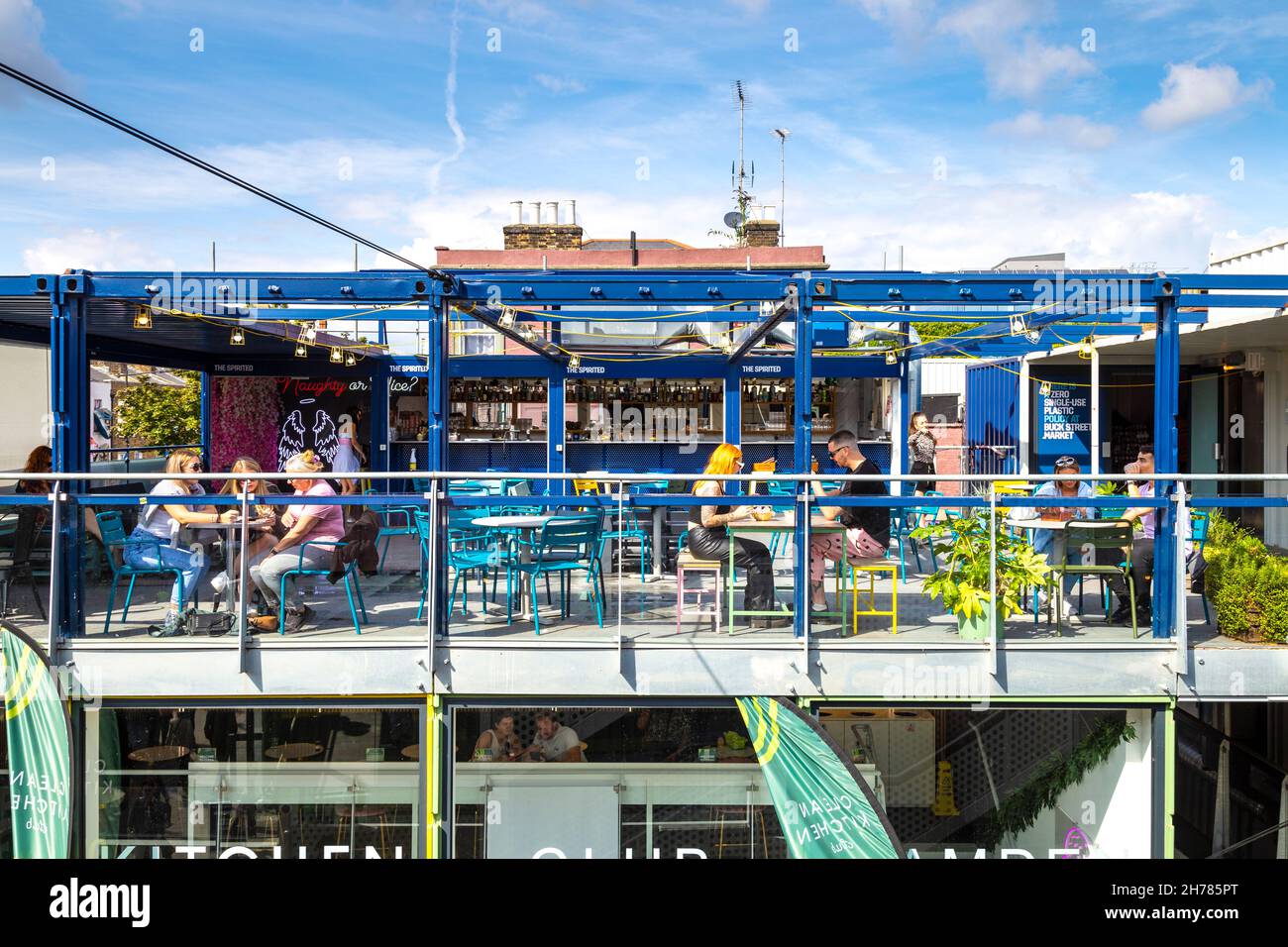 Der Innenraum des Buck Street Market besteht aus Schiffscontainern, einem neuen Kunsthandwerks- und Lebensmittelmarkt in Camden, London, Großbritannien Stockfoto