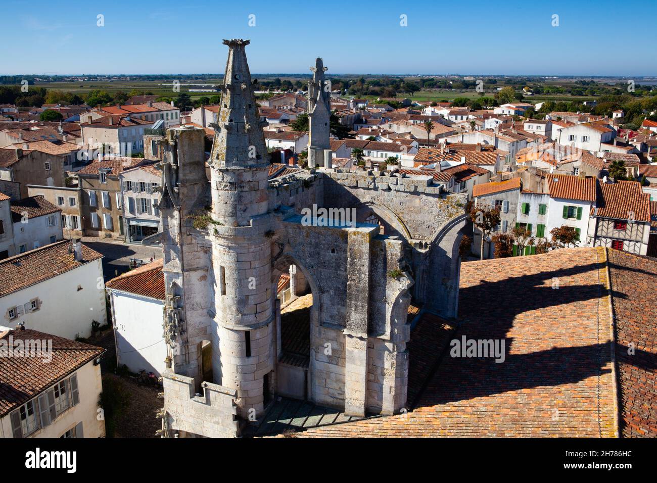 Ille de Ré, Frankreich - 19. Oktober 2021: Auf dem Glockenturm. Kirche aus dem 14th. Jahrhundert Saint Martin de Ré. Der Glockenturm bietet ein außergewöhnliches Panorama Stockfoto