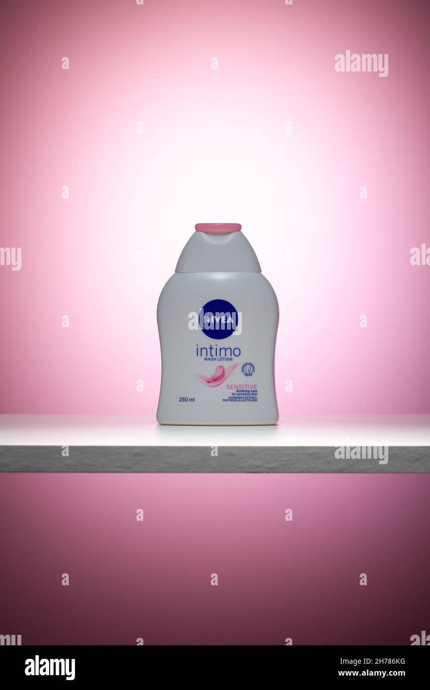 Prag, Tschechische Republik - 16. November 2021: Nivea Intimo Sensitive Intimate Wash Lotion 250 ml isoliert auf dem rosa Hintergrund. Marke Nivea im Besitz von Th Stockfoto