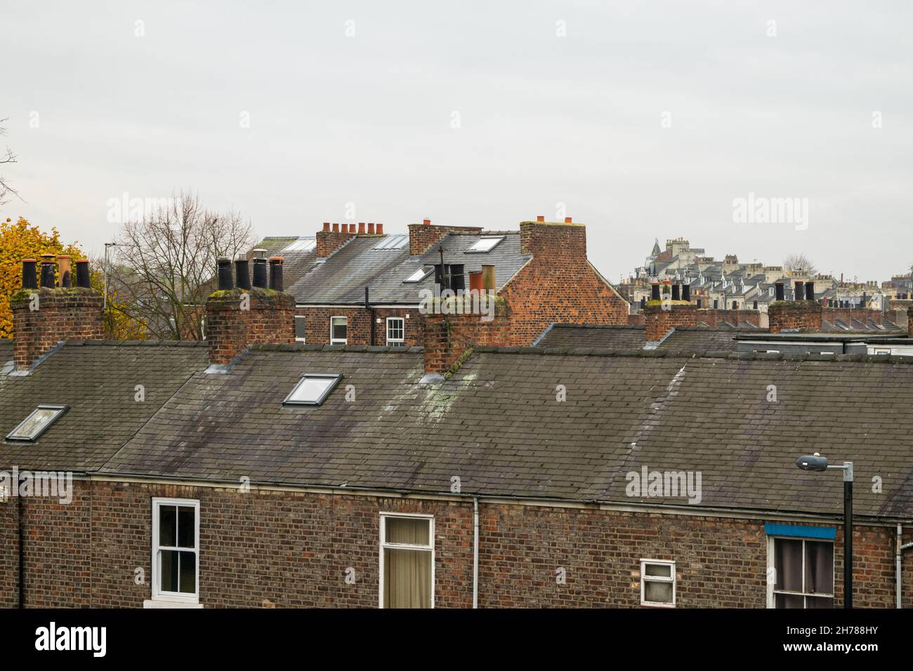 Dächer und Kamine britischer Ziegelhäuser in York England Stockfoto